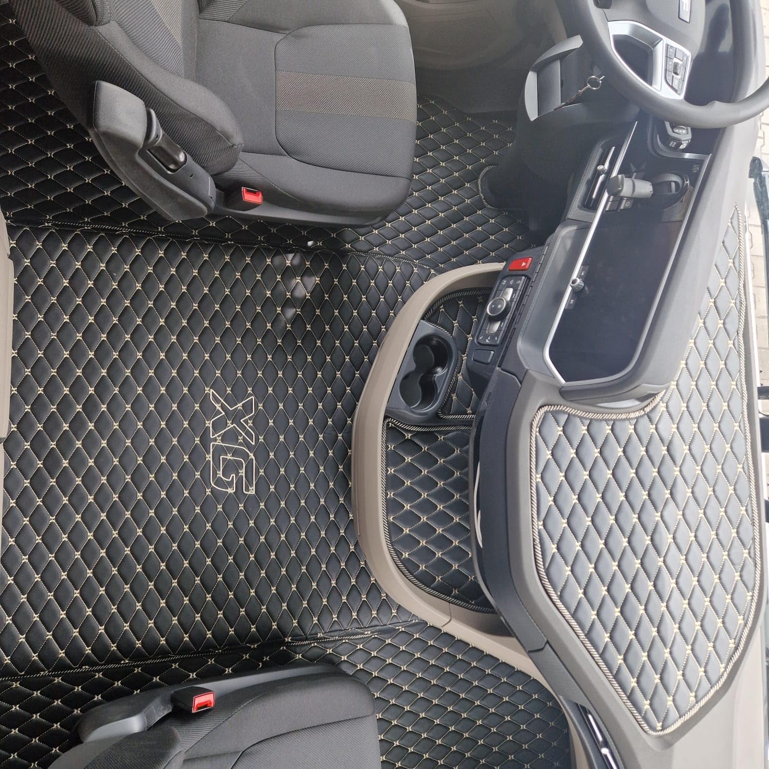Dywaniki do samochodu ciężarowego pasują do DAF XG 2022+ mata pod stopy (materiał czarny, nici beżowe)