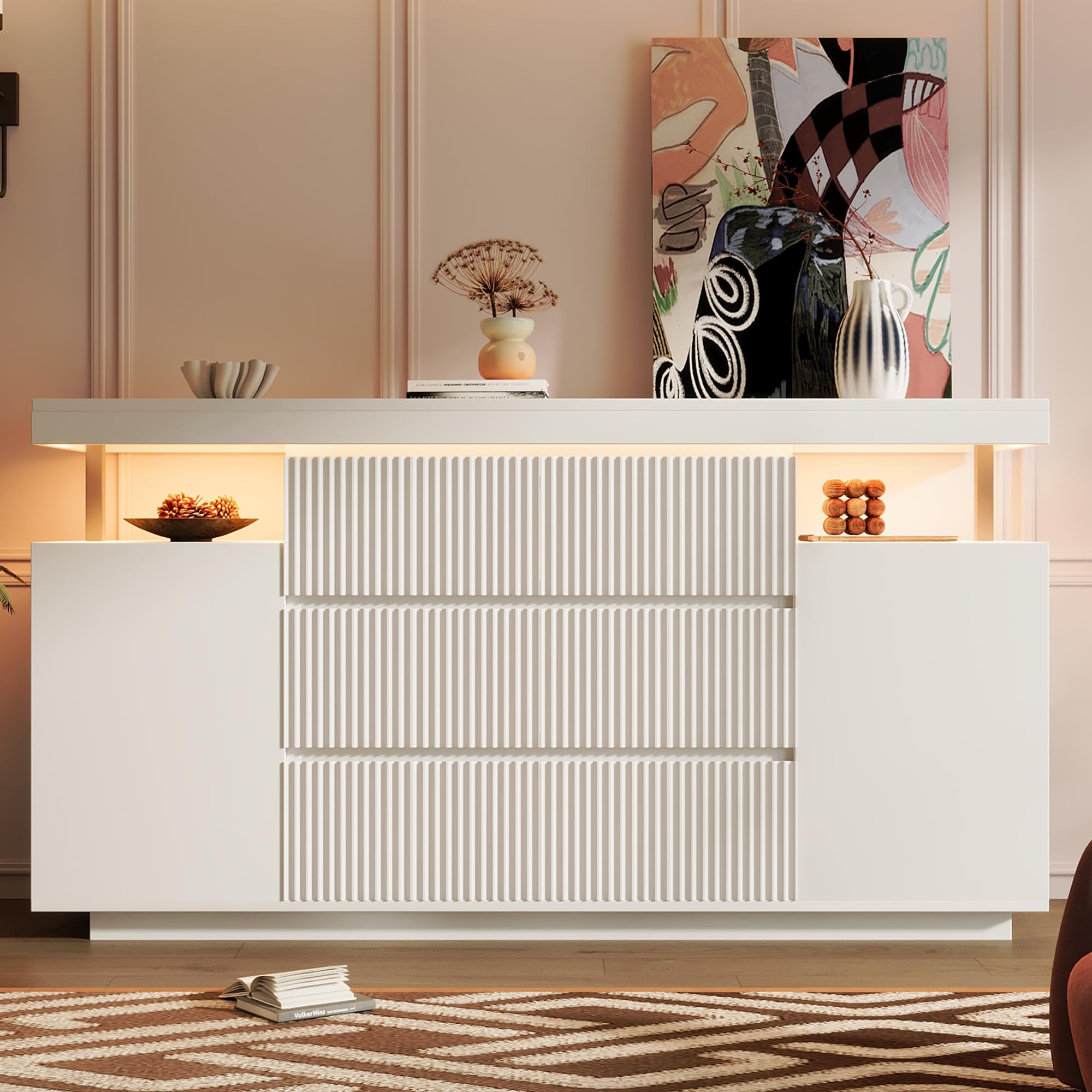 Aparador blanco LED Kebnor con frentes estriados y diseño flotante de salón