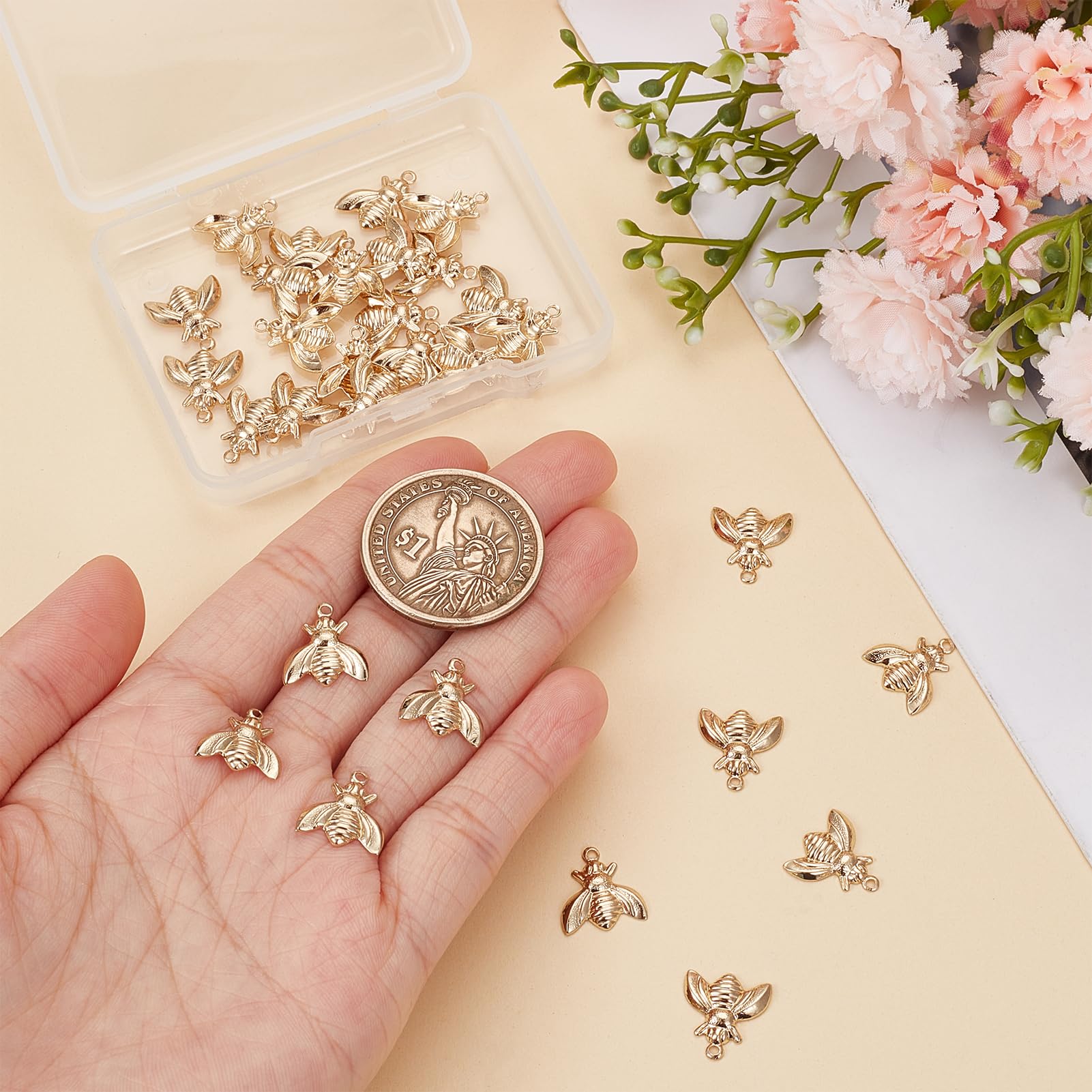 Piccolo ciondolo a forma di APE in smalto dorato per collana, orecchini, bracciale, regalo per lei, delicato insetto amante della natura, strass - Italia