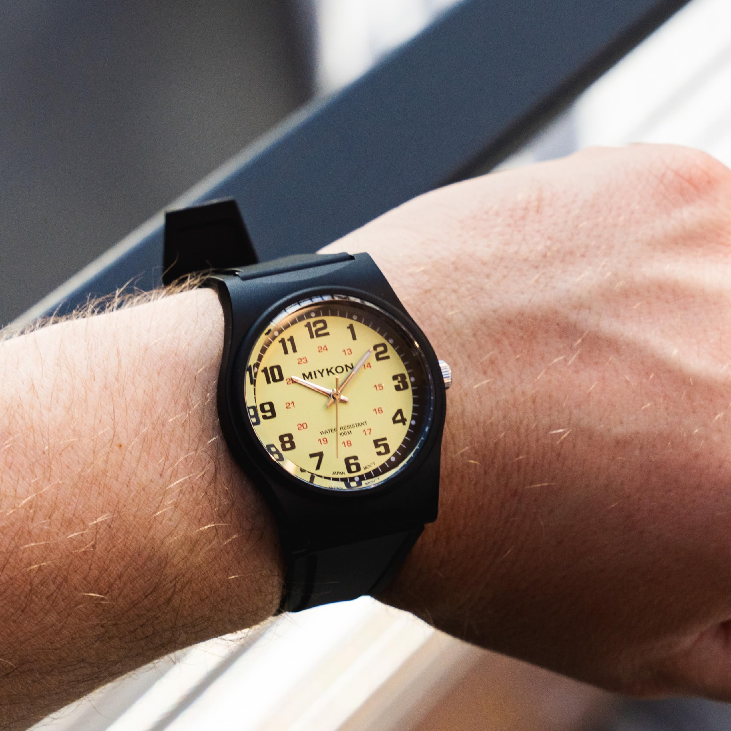 Miykon Montre étanche pour homme | Montre analogique décontractée noire facile à lire | Résine légère et résistante aux chocs, aiguilles et trotteuse lumineuses, quartz japonais avec autonomie de 4