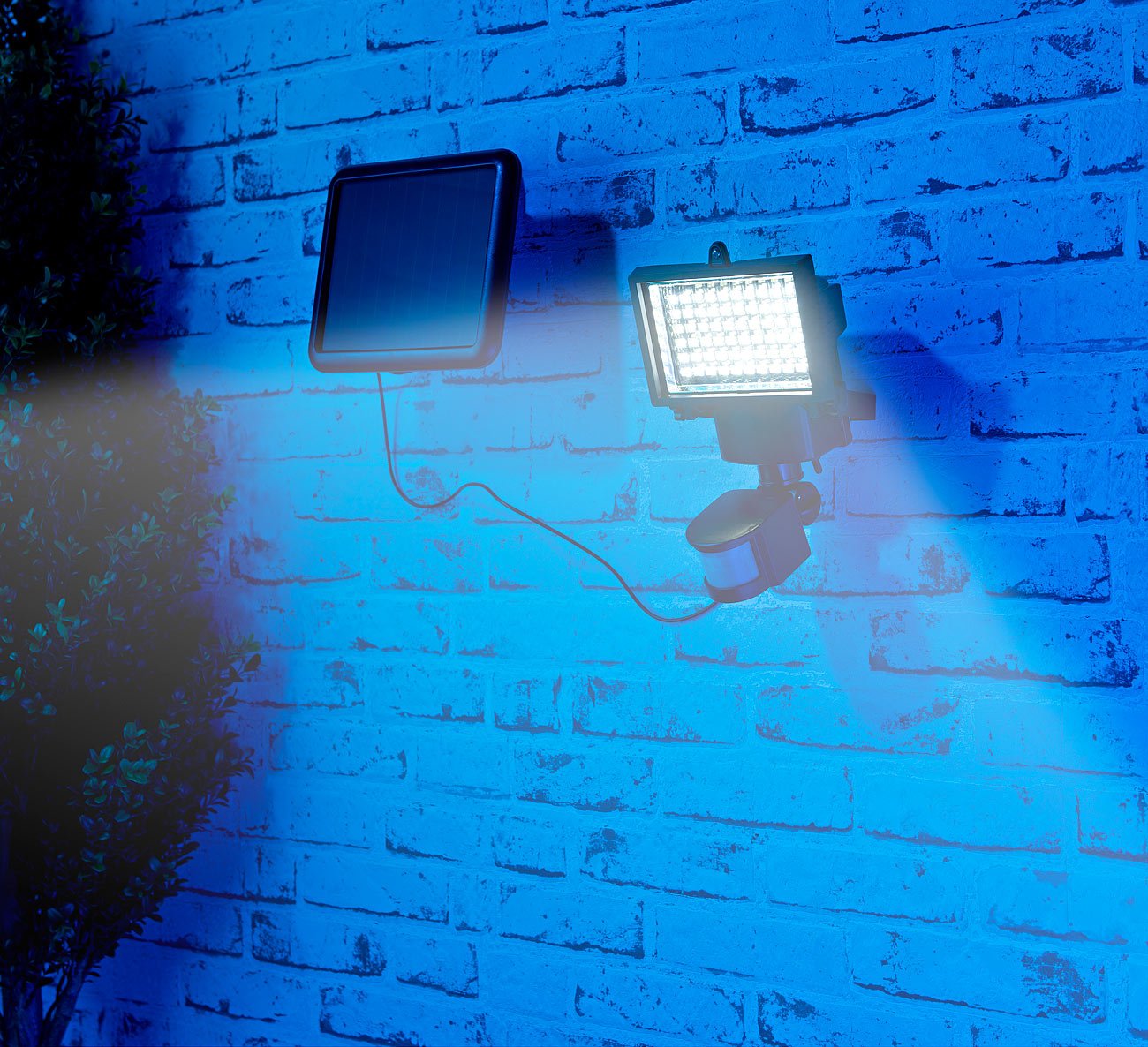 Luminea LED Strahler Solar außen: 2er-Set Solar-LED-Wand-Fluter für außen, mit Bewegungssensor, 600 lm (Fluter mit Bewegungsmelder, mit Akku, Hausnummer)