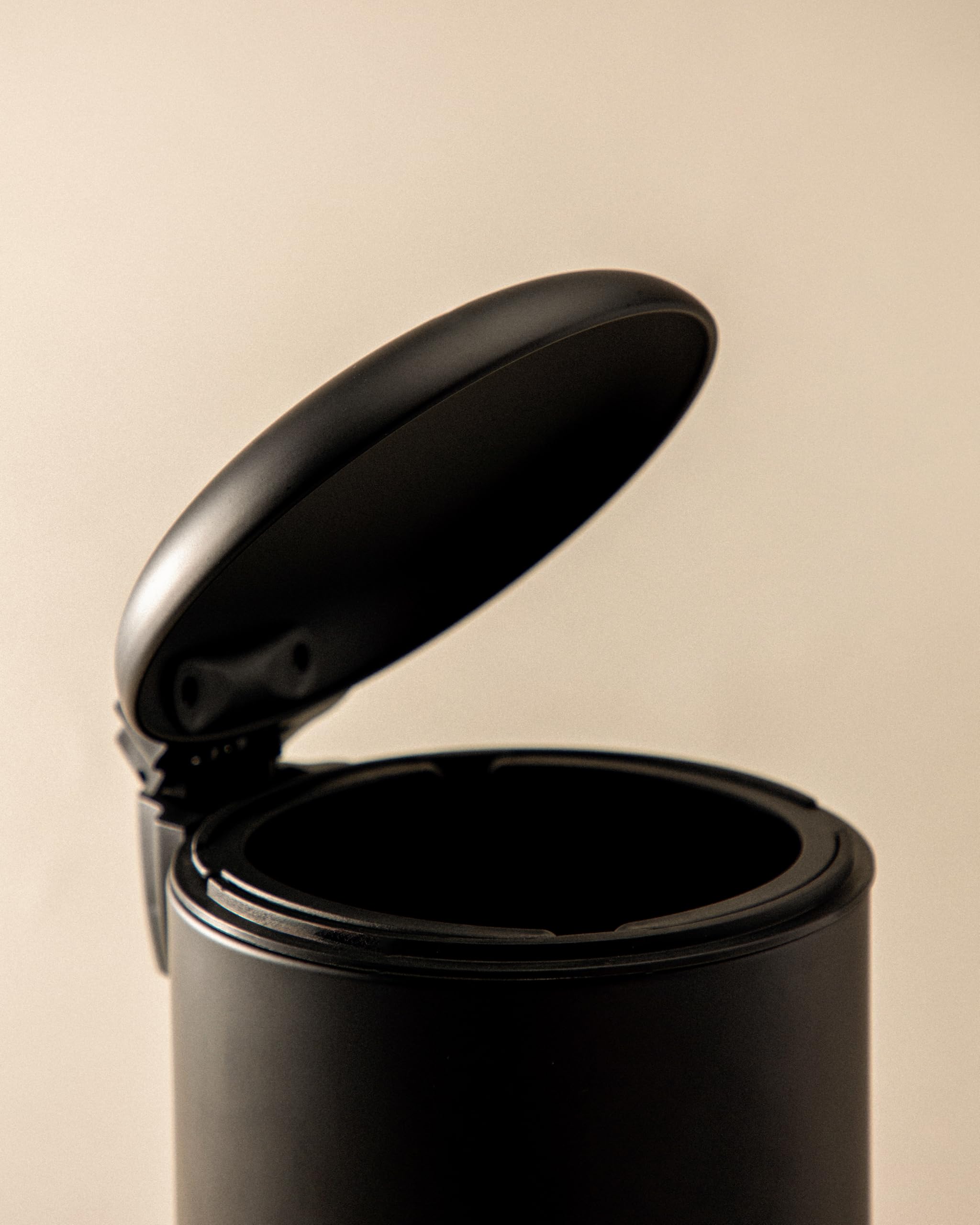 COSMIC Essentials Papelera de Baño y Cocina con Sistema de Pedal de Diseño Circular y 3L de Capacidad. Cubo de Basura con Tapa Pequeño para Aseo de Color Negro Mate