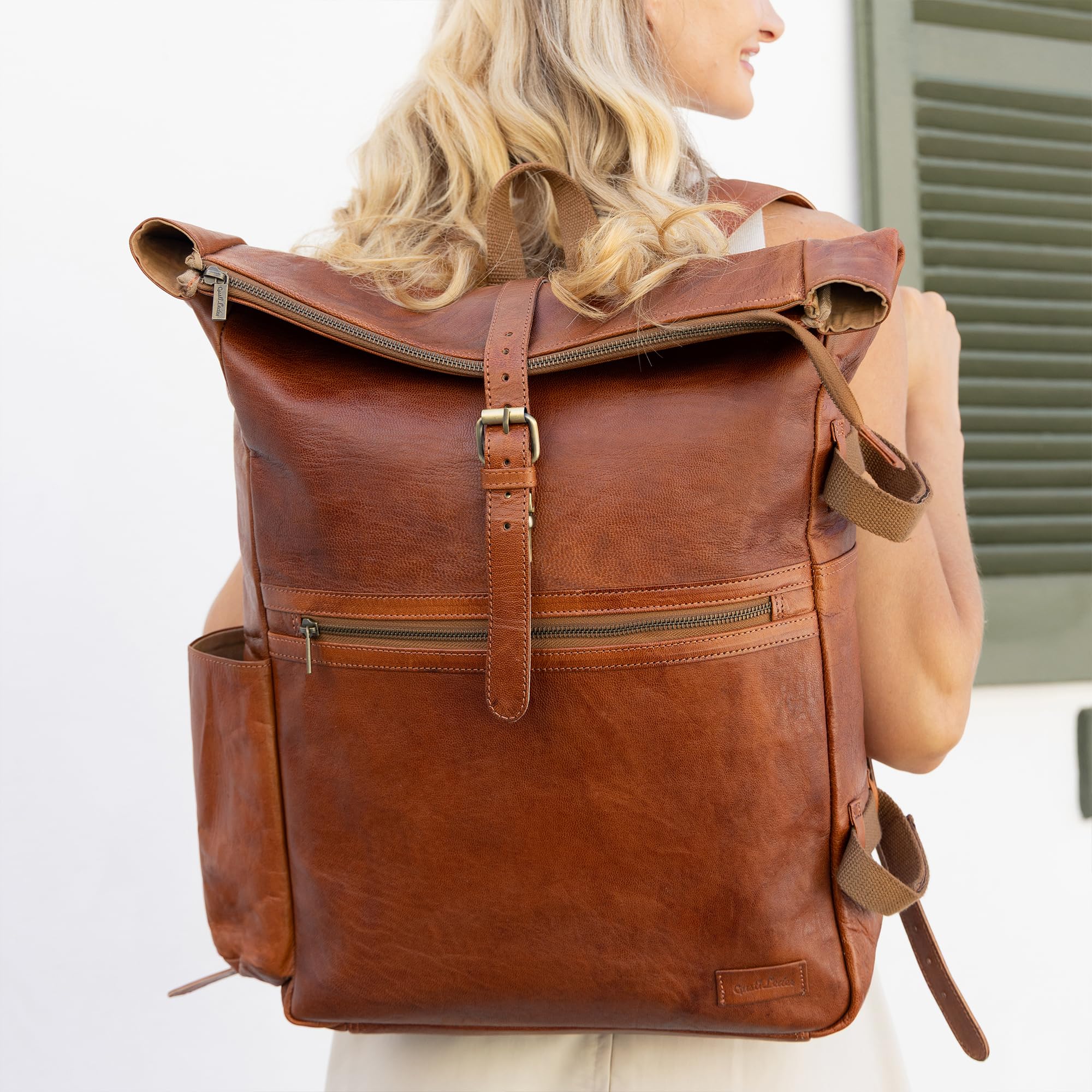 Gusti Leder Milo Vintage Rolltoprucksack für Herren und Damen, mit extra Reißverschlusstasche, AirTag-Fach und abnehmbarem Schlüsselanhänger und Laptopfach