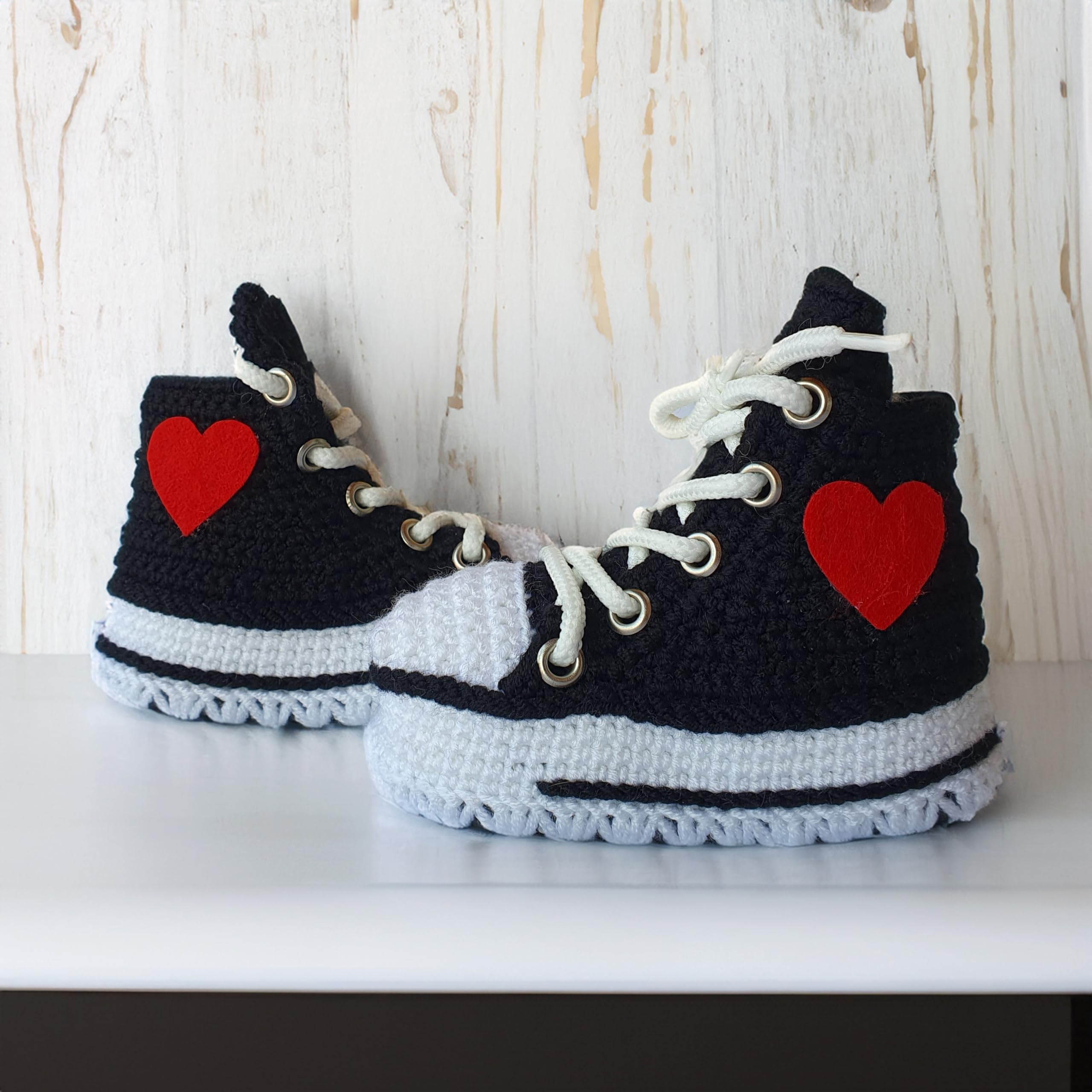 Handgemachte Häkel Baby Sneaker Booties Schwarz für Jungen und Mädchen, individuelle Strick-Socken-Schuhe, geschlechtsneutrales Geschenk für Babyparty, Geburtstag und Geburtsankündigung