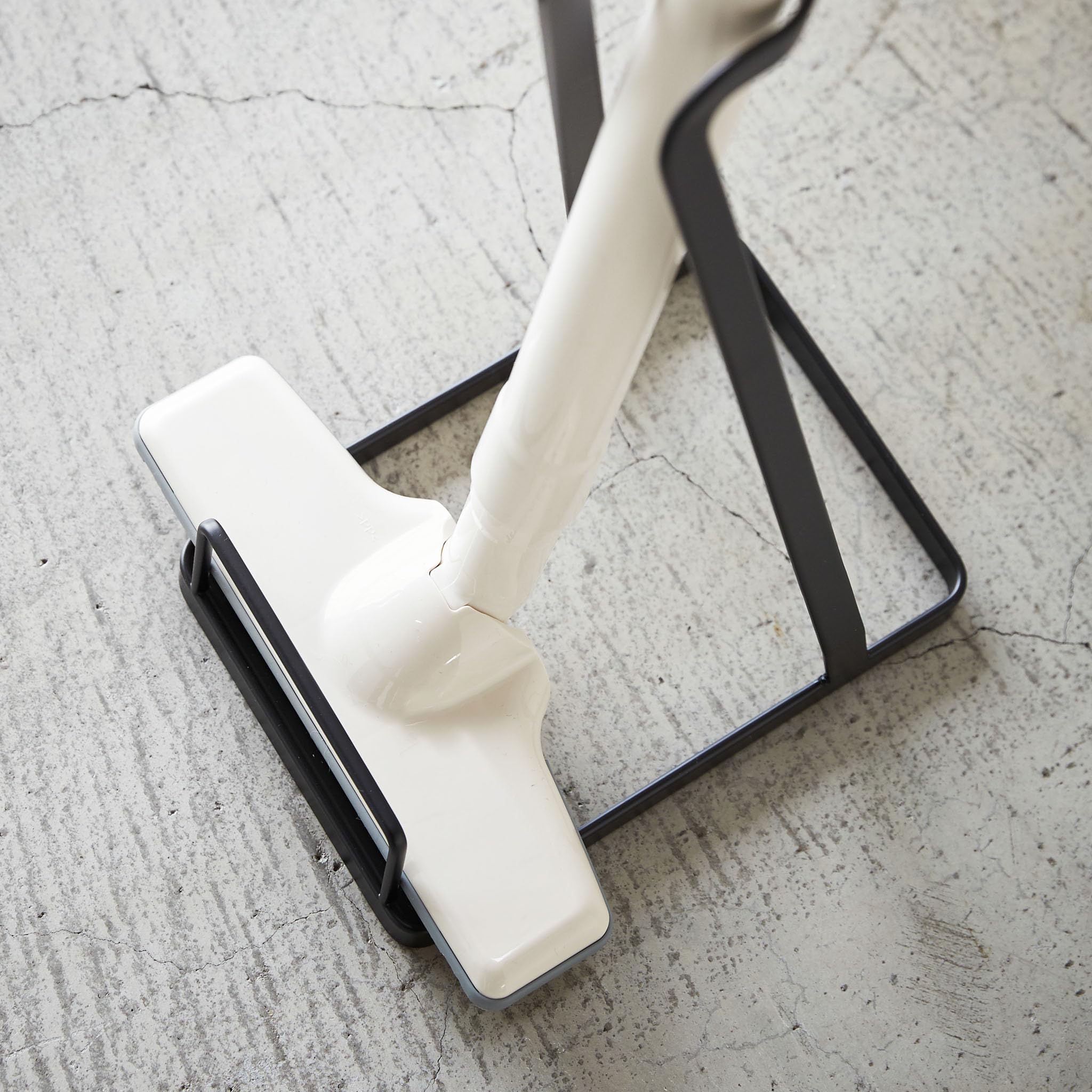 YAMAZAKI 3274 Tower Vacuum Cleaner Stand, Black, Steel, 15 x 24 x 38 cm