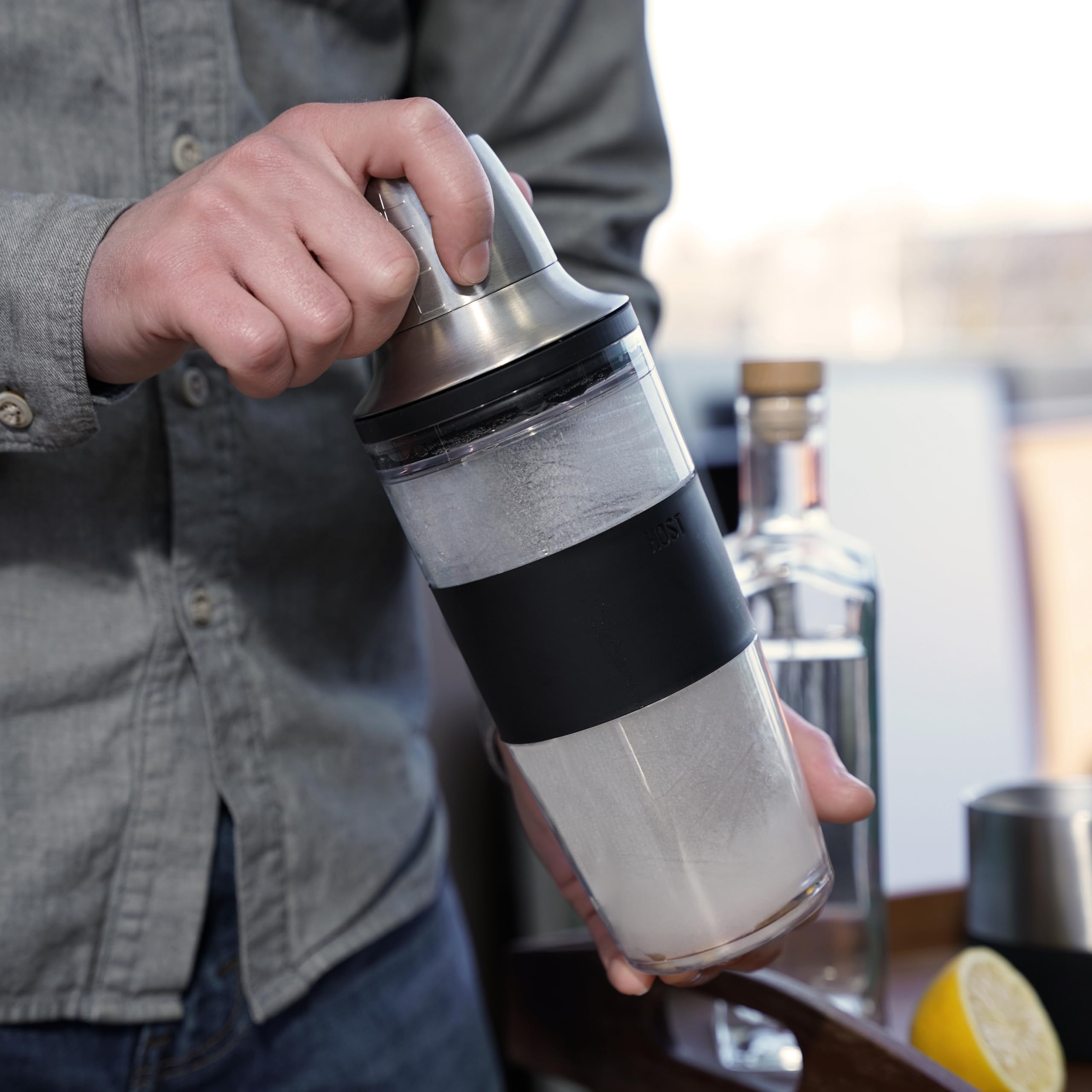 HOST Shaker per cocktail FREEZE Tazza a doppia parete con alesatore di agrumi, tappo jigger in acciaio inossidabile, filtro e gel rinfrescante attivo, set da bar nero, 590 ml, grigio