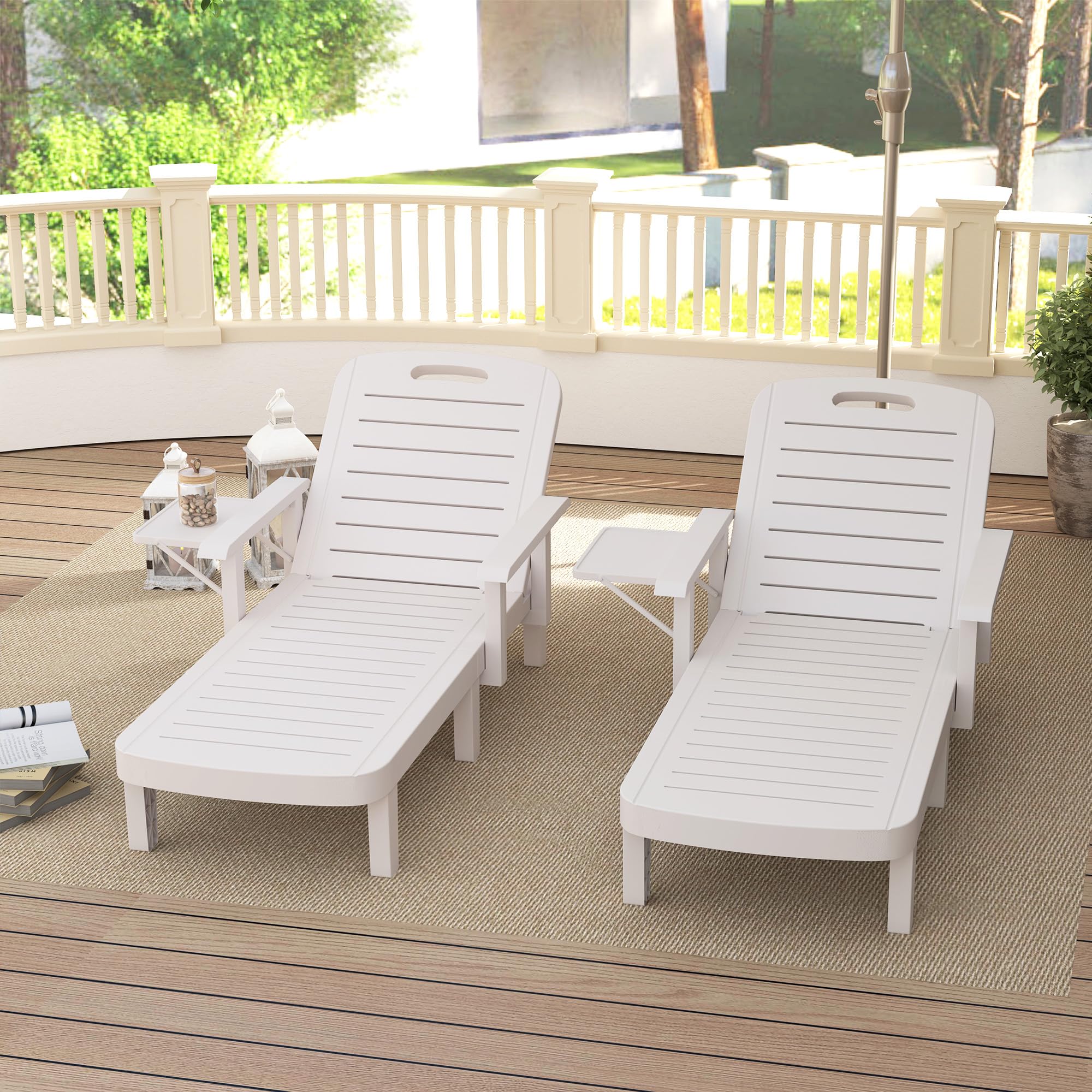 Outsunny Set 2 Lettini Prendisole con Schienale Regolabile su 5 Posizioni, Tavolino e Braccioli Ergonomici, Sdraio da Giardino in Polipropilene Impermeabile, 79x158x88 cm, Bianco