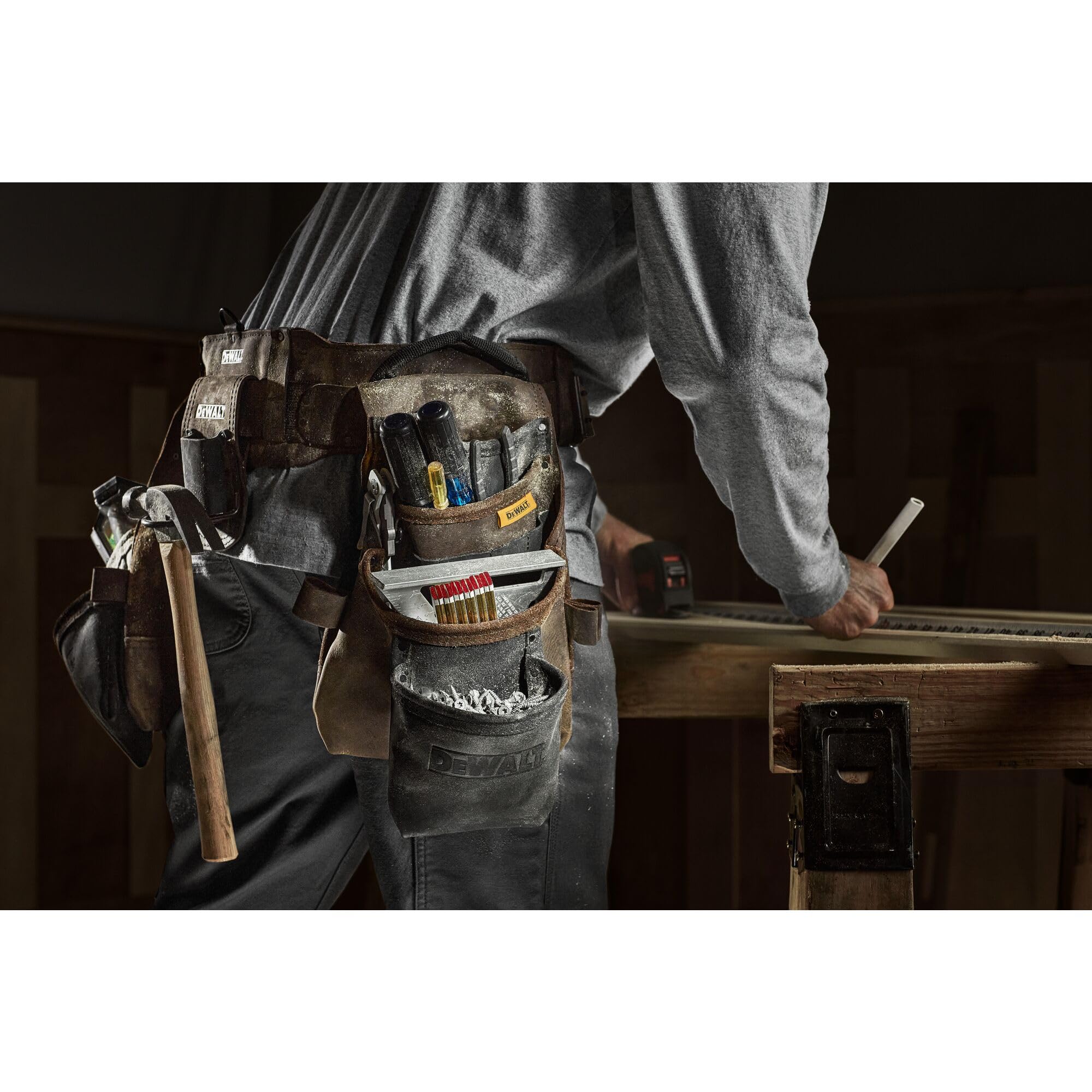 DEWALT Cinturón de herramientas, cinturón ajustable, 18 bolsillos, cuero, marrón (DWST550113)
