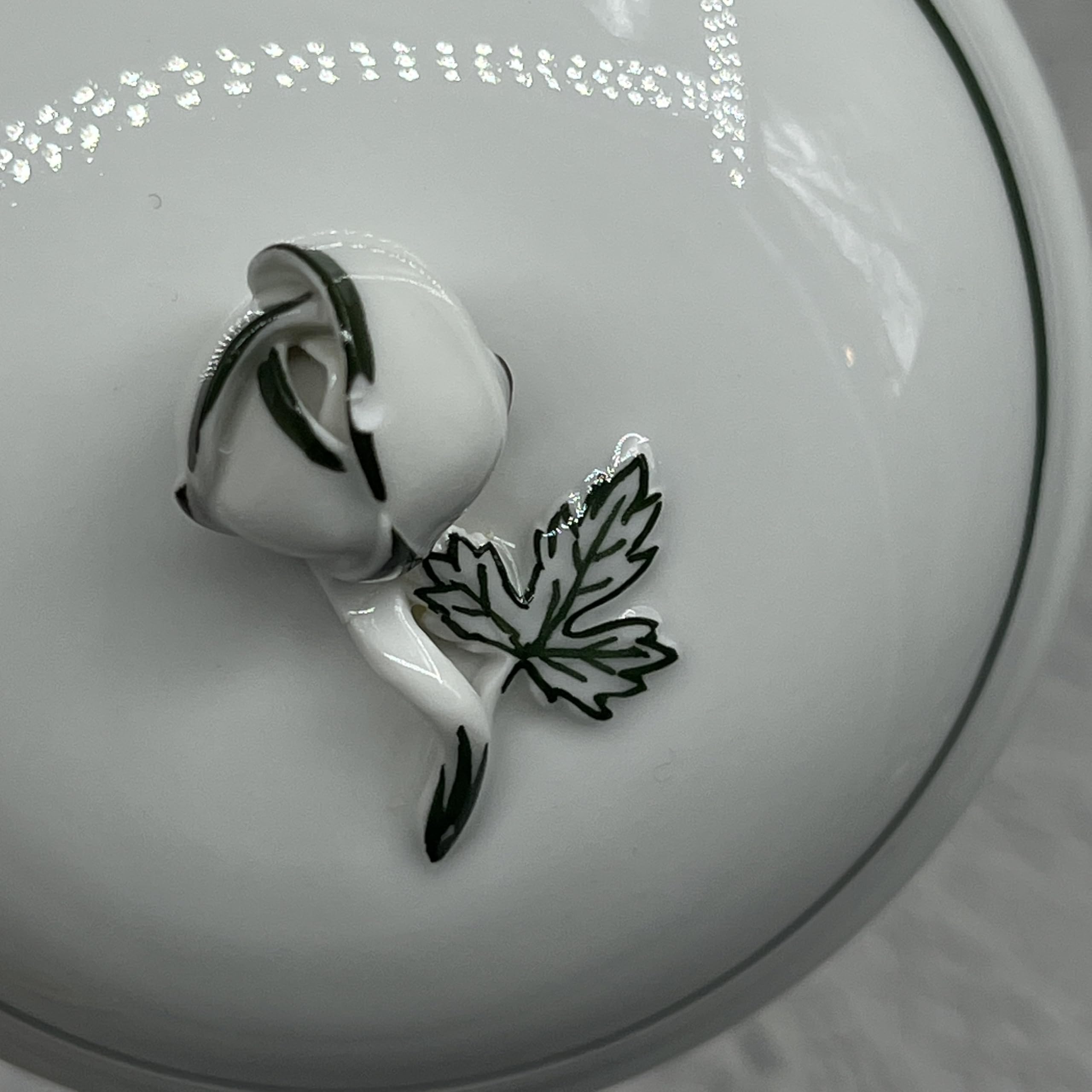 Generisch Sucrier en porcelaine motif feuilles de vigne avec couvercle avec bord blanc fabriqué et peint à la main en Meissen 5 cm de haut et 8 cm de large