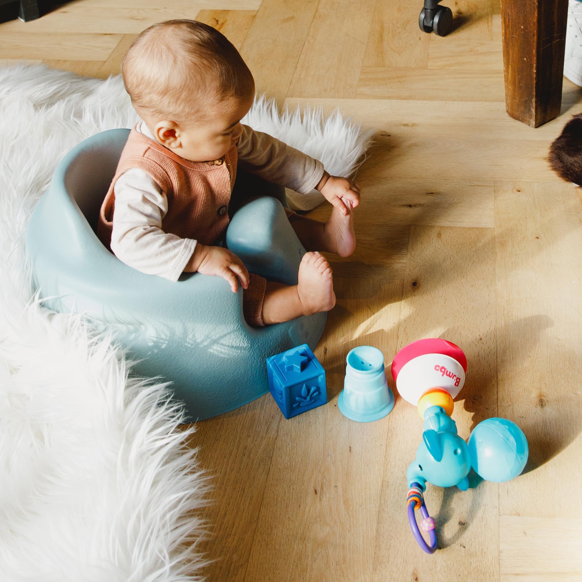 Bumbo Bodensitz im Salzbusch - Babyschale mit 3-Punkt-Sicherheitsgurt