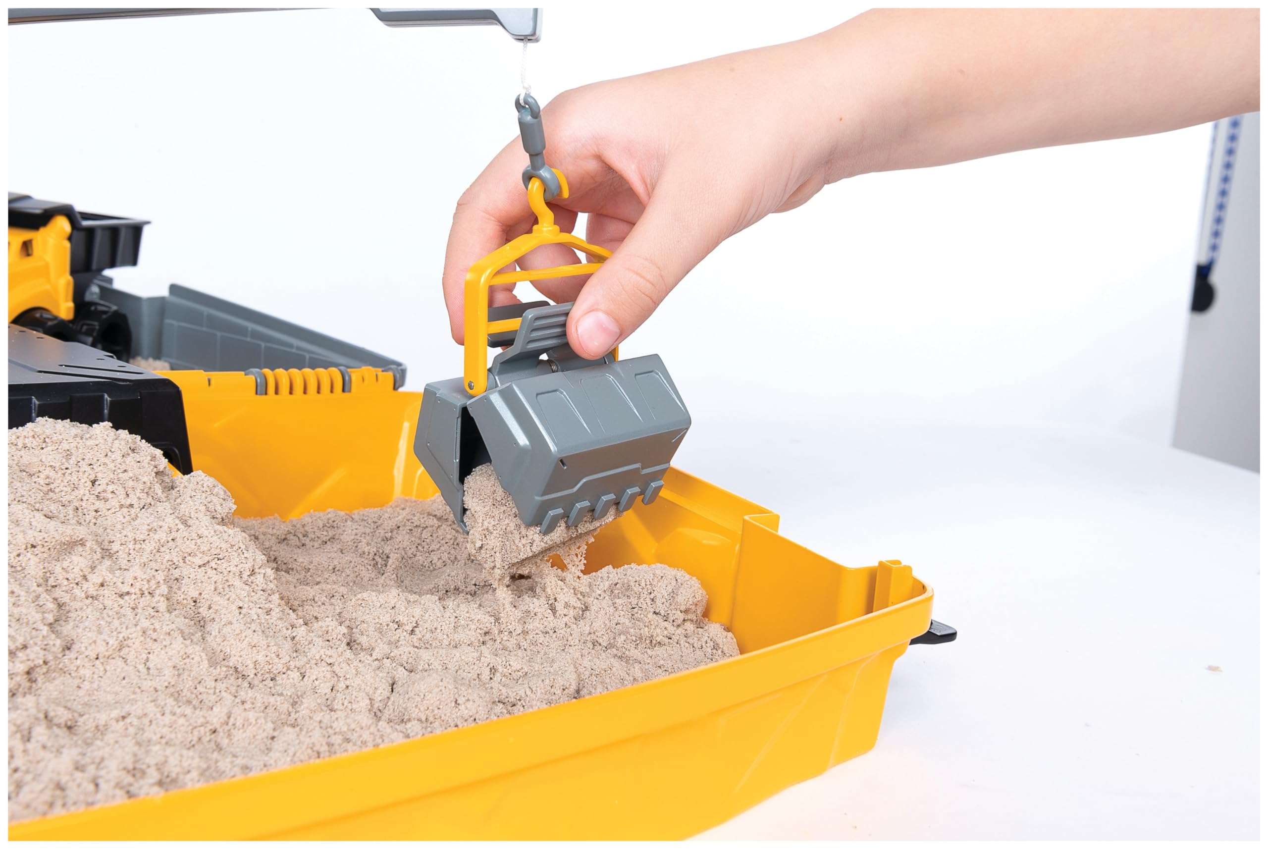 Kinetic Sand Sable Magique - Mallette de Construction 907 G + 3 Accessoires - Emportez Votre Sable À Modeler Partout & Sculptez Vos Créations comme De La Pâte À Modeler - Jouet Enfant 3 Ans Et +