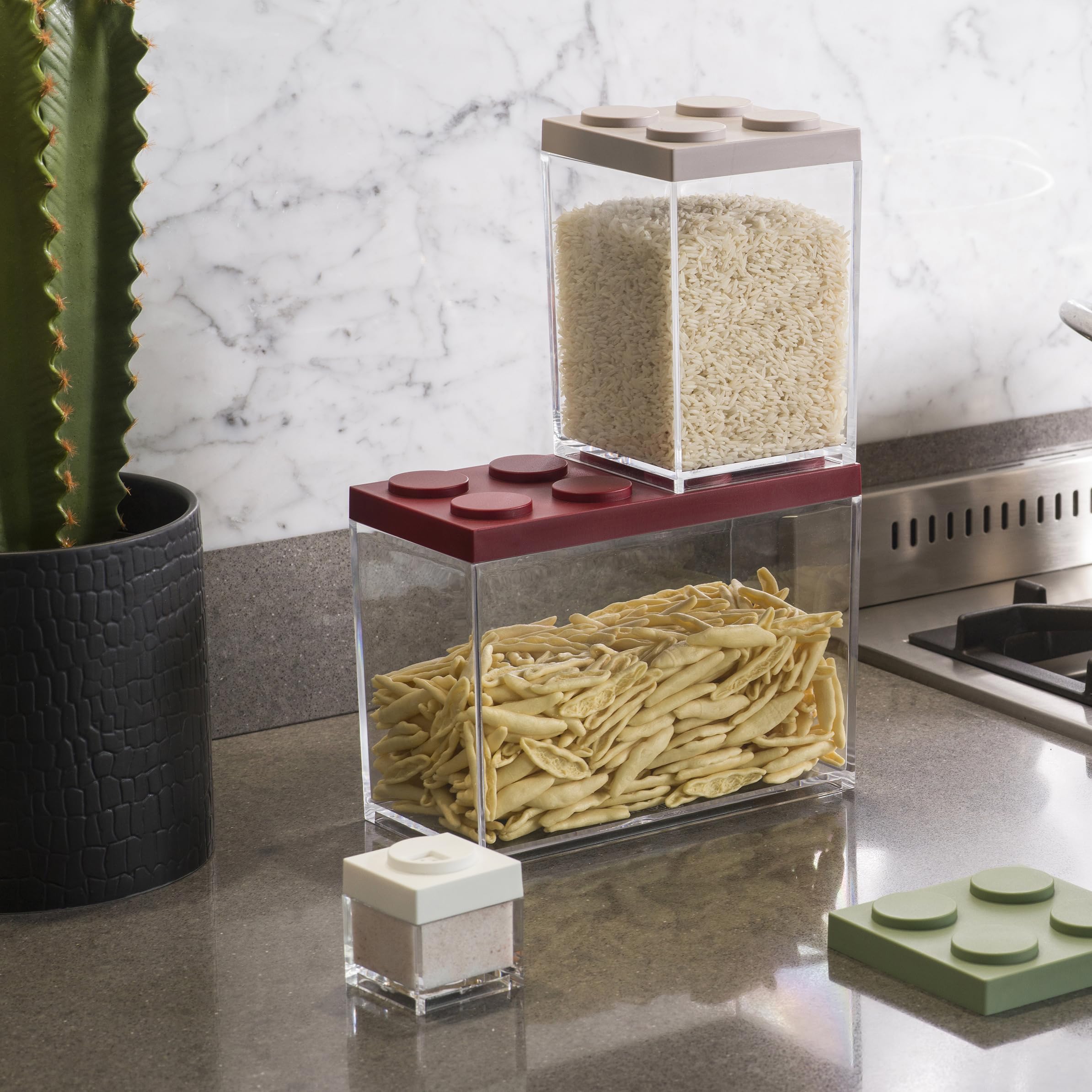 OMADA Set 4 Portaspezie + 3 Contenitori per Alimenti, Coperchio Mattoncino | Set Misto di 3 Contenitori Trasparenti Impilabili e 4 Porta Spezie, Collezione Brickstore