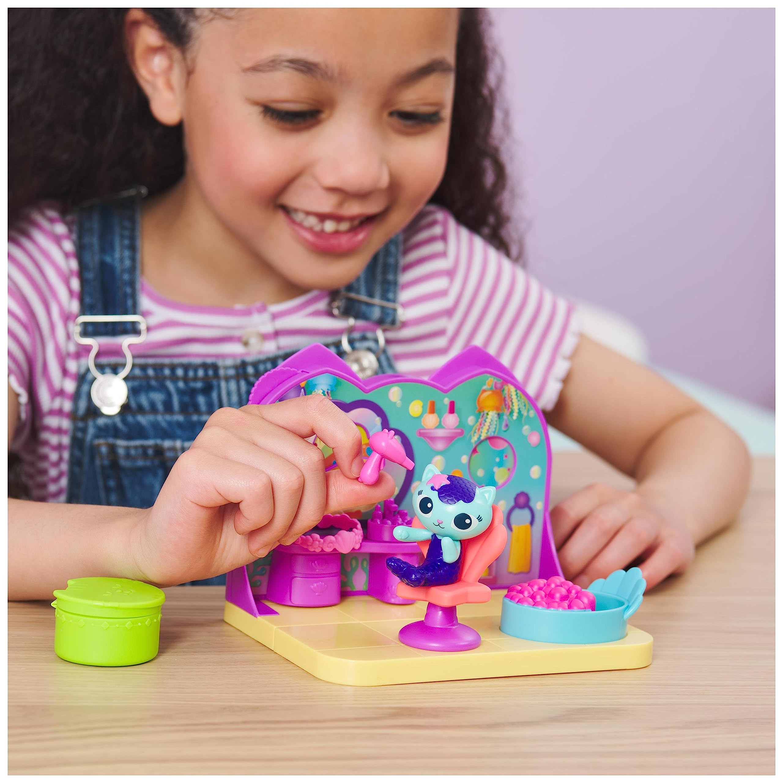 Gabby et la Maison Magique - Gabby Dollhouse - Playset Deluxe Le Spa - 1 Figurine + Accessoires - Pièce pour Maison de Poupée - Dessin Animé Gabby Et La Maison Magique - Jouet Enfant 3 Ans et +