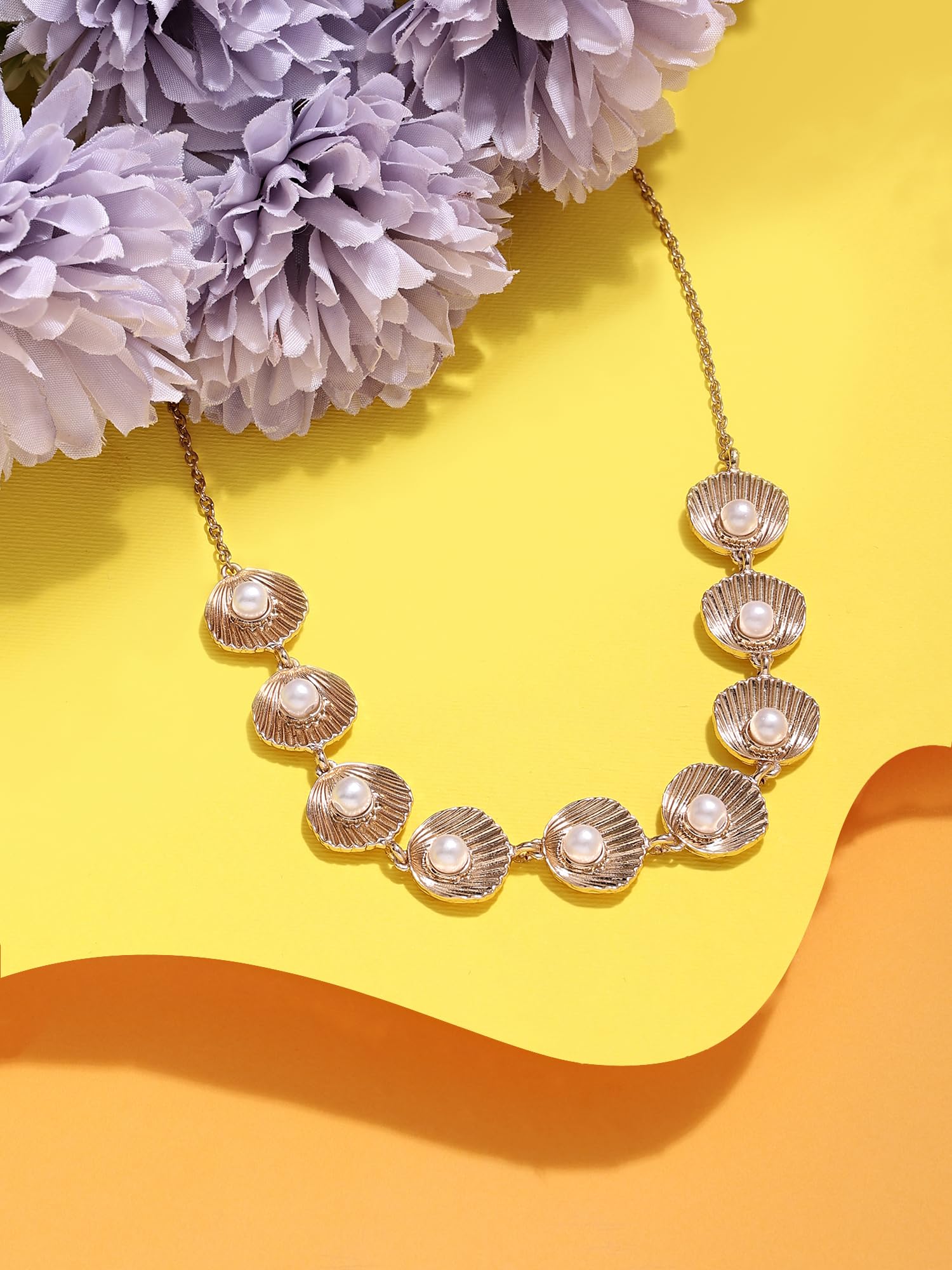 Contemporary Classy Pearl Shell Necklace For Women