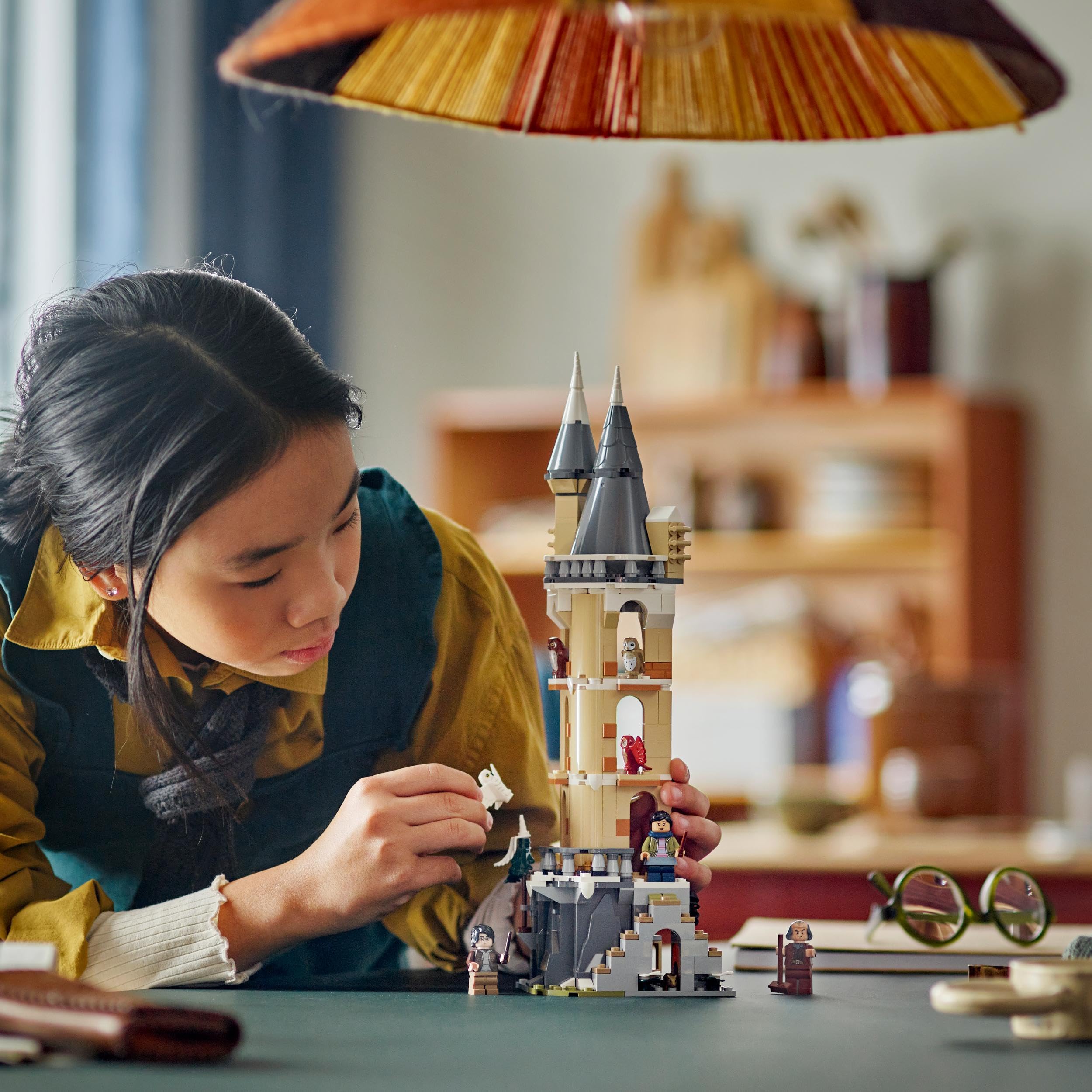 LEGO Harry Potter Guferia del Castello di Hogwarts, Gioco per Bambini e Bambine da 8 Anni in su con 3 Minifigure e 5 Gufi Giocattolo, Idea Regalo dal Wizarding World, Set Modulare 76430