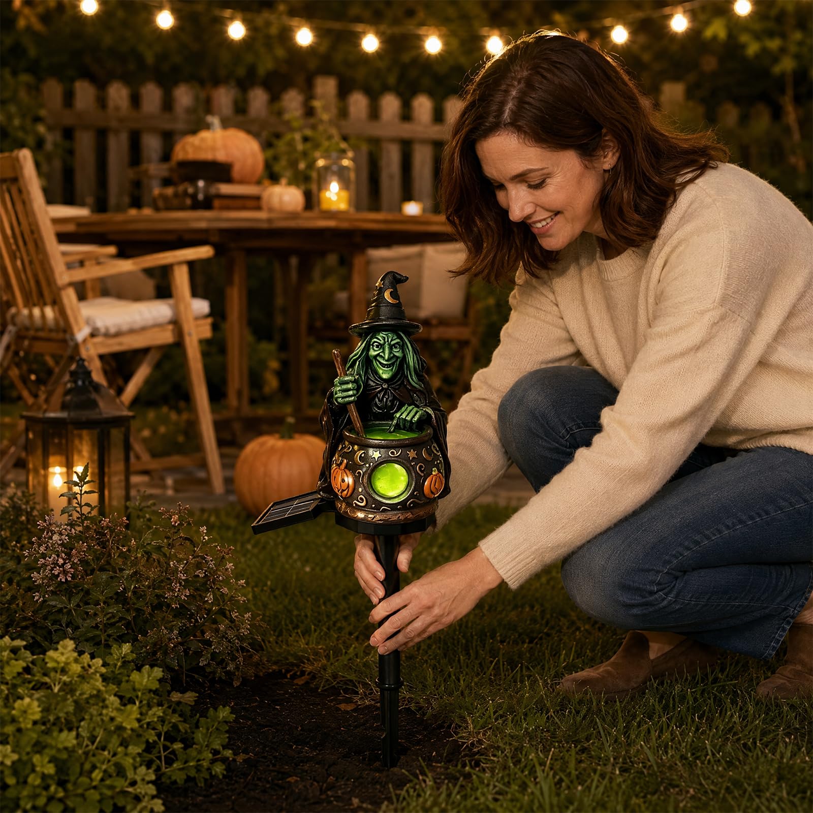 Lampa naziemna Solar Witch IP65 Plastikowa lampa ogrodowa | Solarna lampa podłogowa w kształcie wiedźmy; plastikowy; IP65; proste i praktyczne oświetlenie dekoracyjne