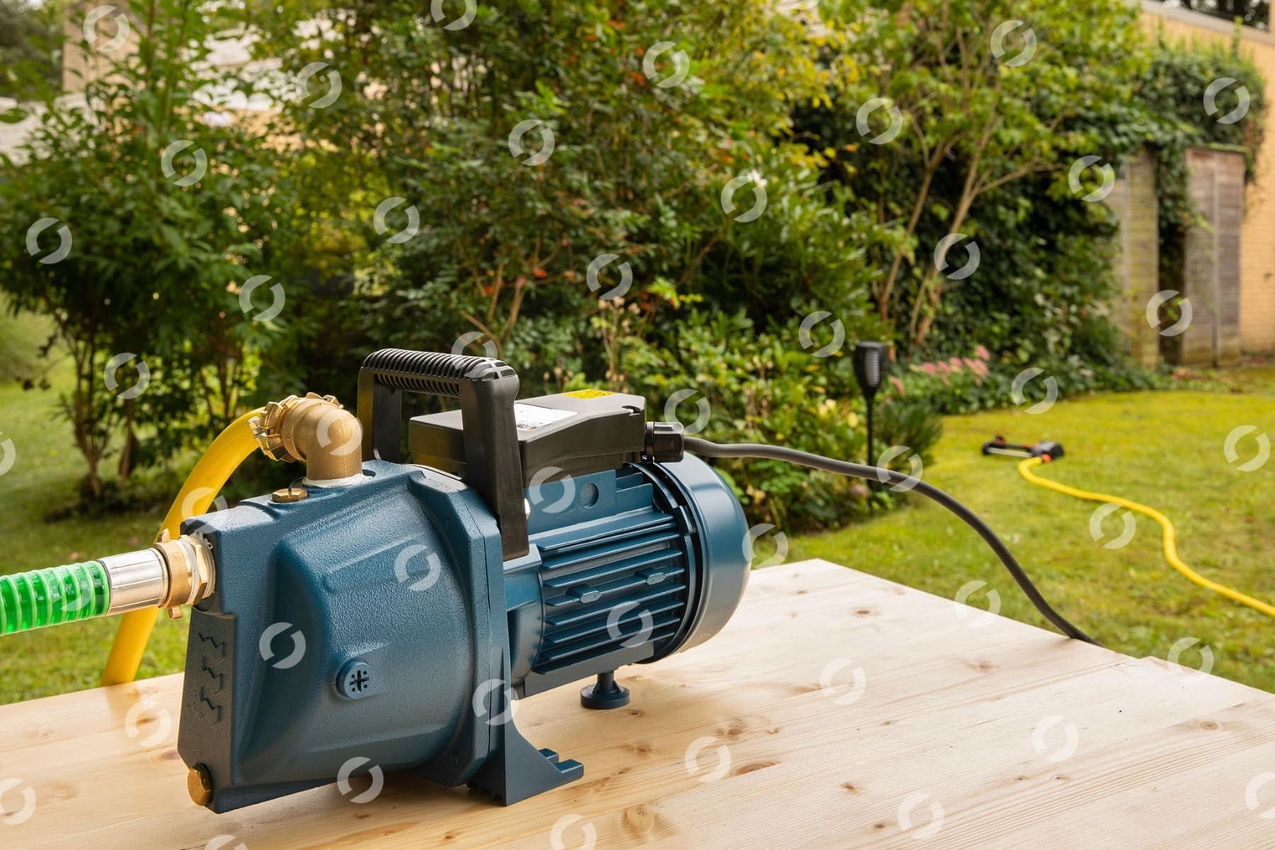 Tallas GARDEN 1500 B Pompa da giardino – 6.300 l/h – 1500 W – Altezza di mandata 48 m – Molto robusta – Con manico e spina montata – Pompa per irrigazione
