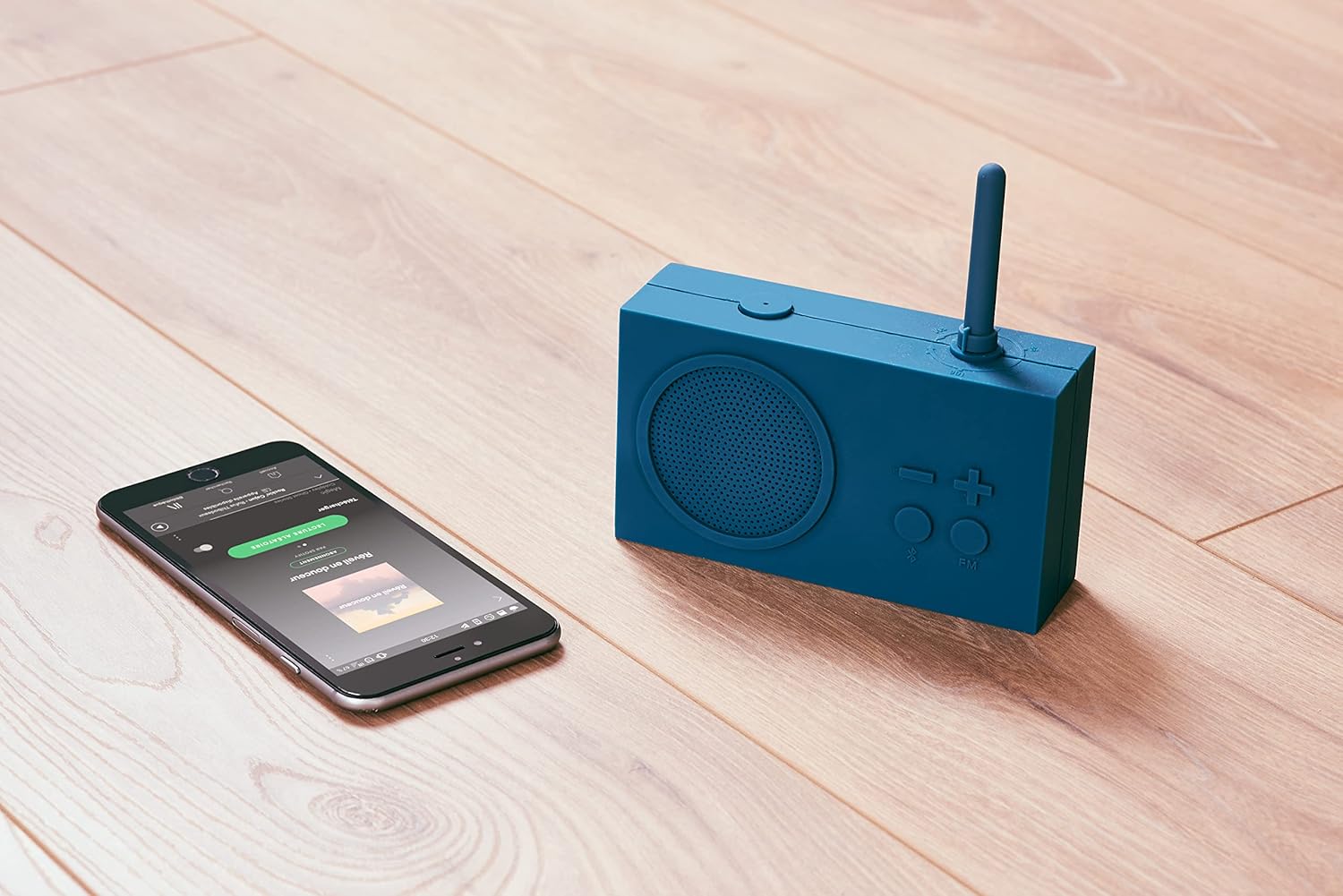 Lexon TYKHO 3 speaker connected to a smartphone via Bluetooth