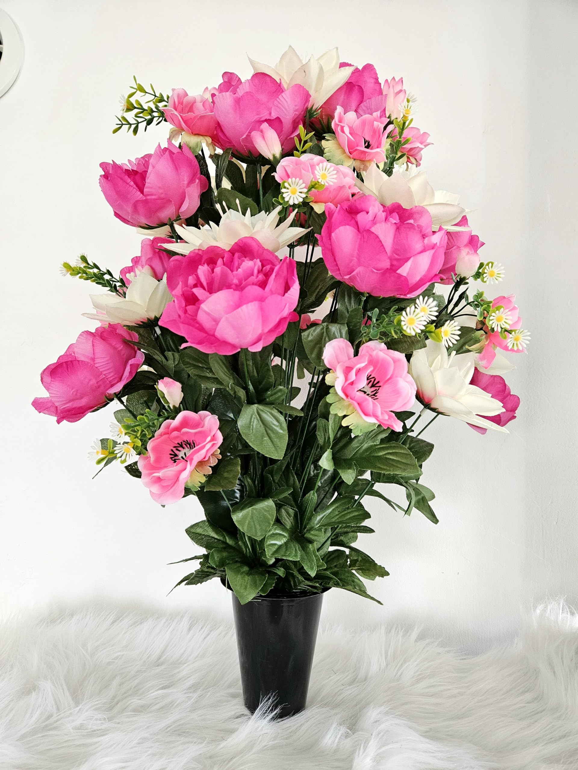 Composition de Fleurs Artificielles en Cône Lesté Ciment pour Une Parfaite Tenue à L' extérieur. Réalisé par Nos Soins Fleurs de qualité.