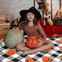 Vista 4 de Metawu Manta de franela de Halloween con diseño de calabaza a cuadros para niños y mujeres, manta de decoración de Halloween para cama, sofá, manta