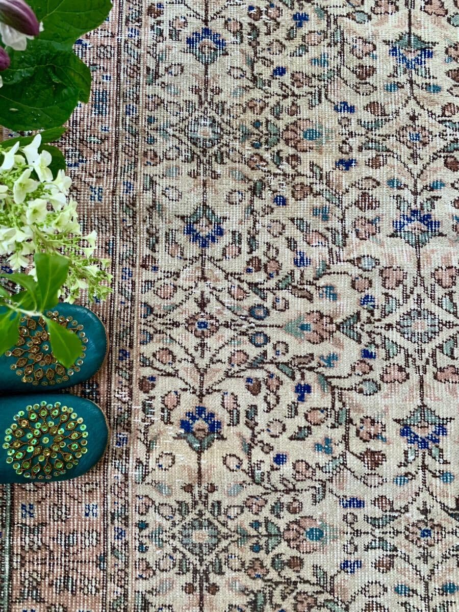 トルコヴィンテージラグ　くすみサーモンピンク　フローラル トルコヴィンテージラグ くすみサーモンピンク フローラル