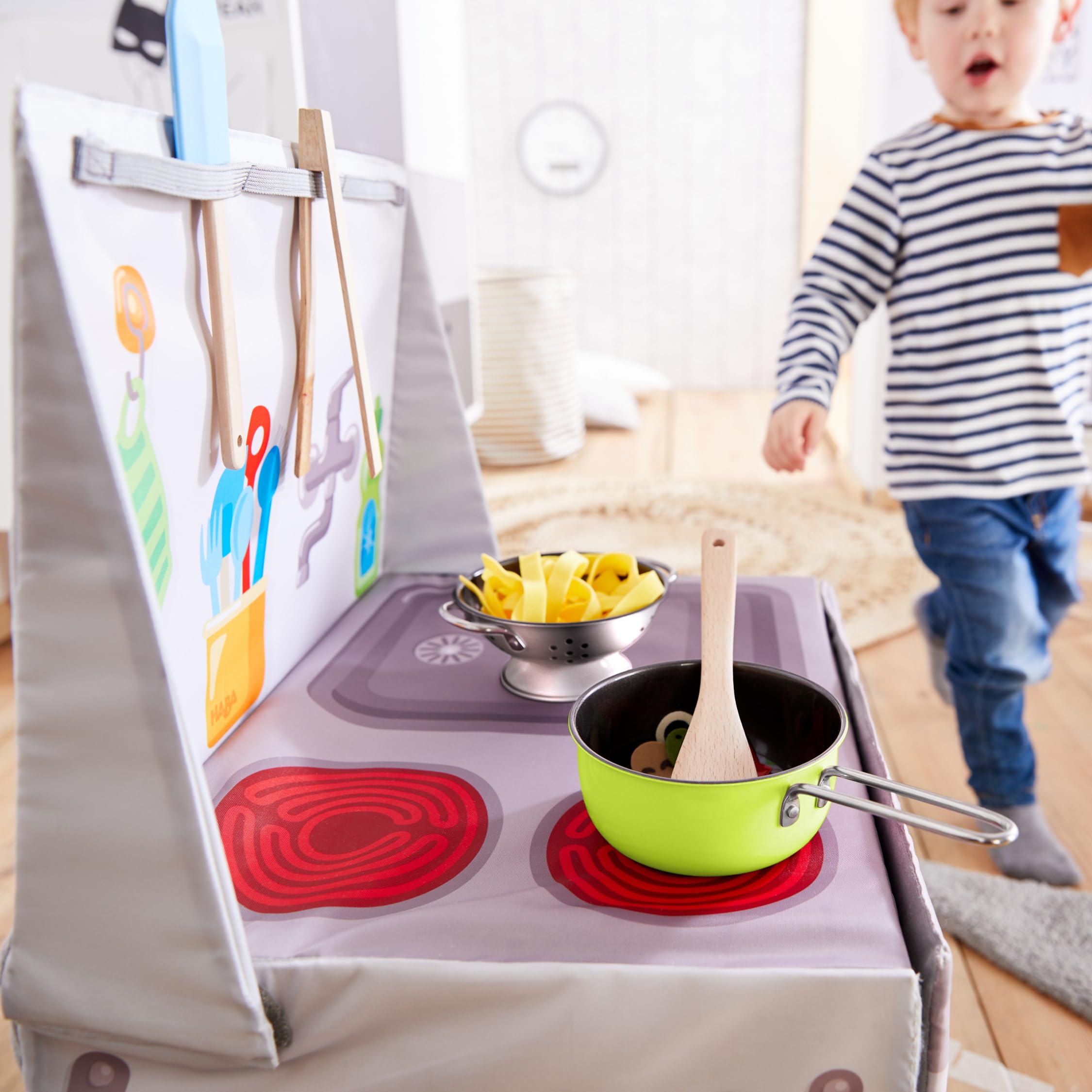 HABA 305133 - Set Cucina Italiana, Accessori per la Cucina dei Bambini, con pentola e Molti Strumenti di Gioco, Giocattolo per Bambini dai 3 Anni in su, Perfetto per Giochi di Ruolo