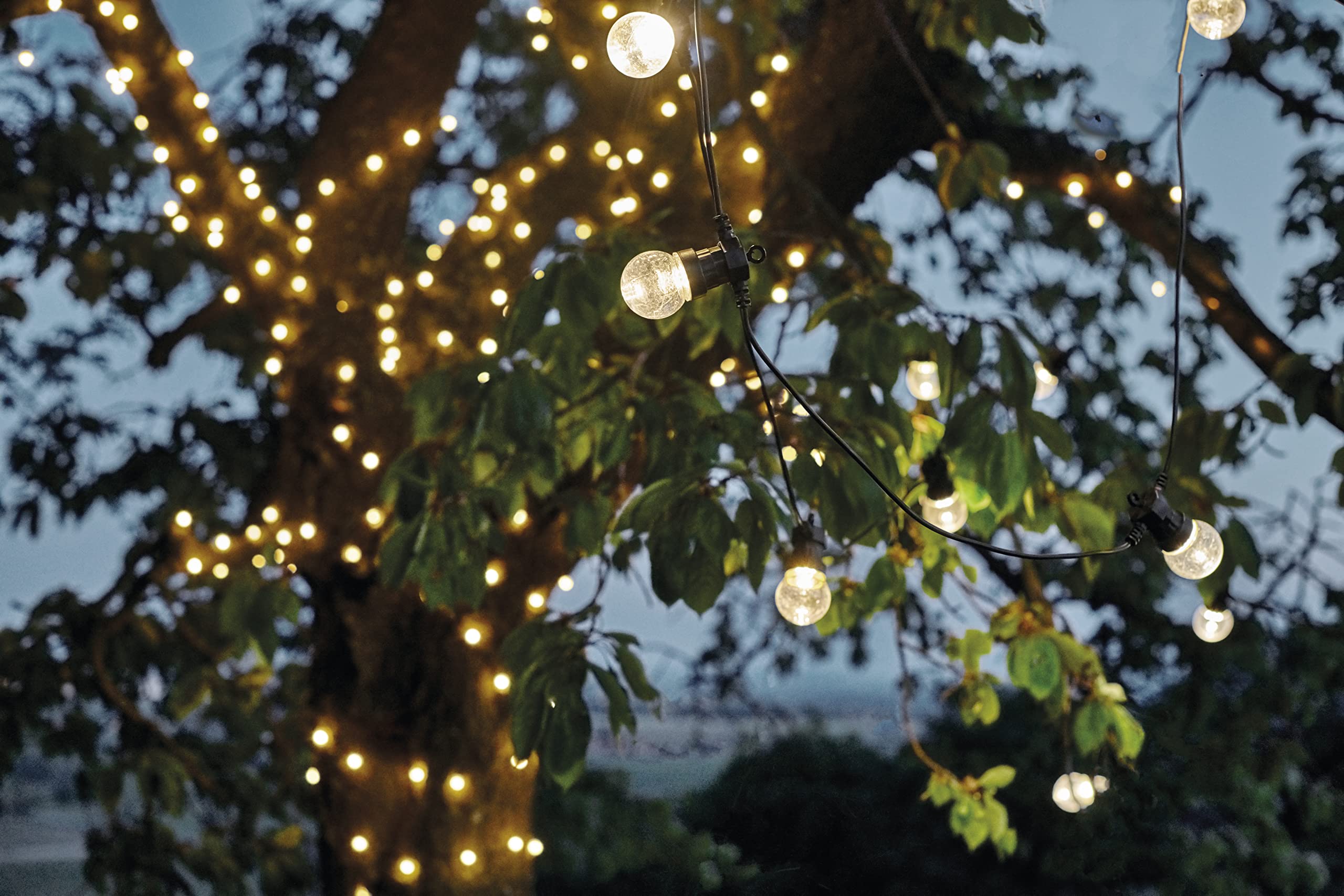 EMOS LED-Lichterkette warmweiß für Innen und Außen, 5m lange Partylichterkette mit 10 transparenten LED Glühbirnen in Kugelform, IP44, für Partys, Weihnachten, Deko, DCPW02, Warmweiss