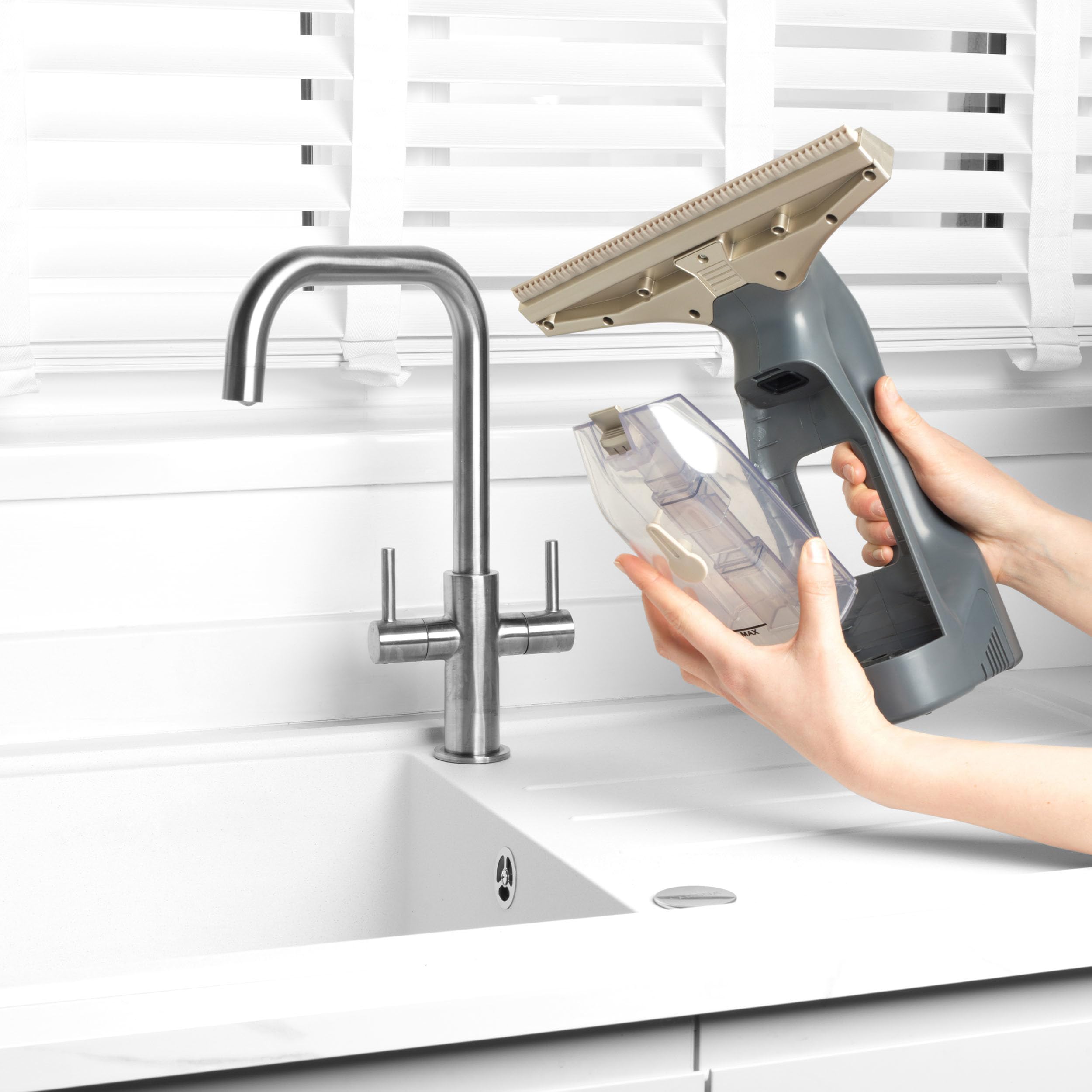 Beldray Window Vac Plus+ Odkurzacz do okien bezprzewodowy – 30 min pracy, wyjmowany zbiornik 100 ml, lekki 20W, 3,7V Li-Ion, dołączona butelka ze spryskiwaczem i ściereczka