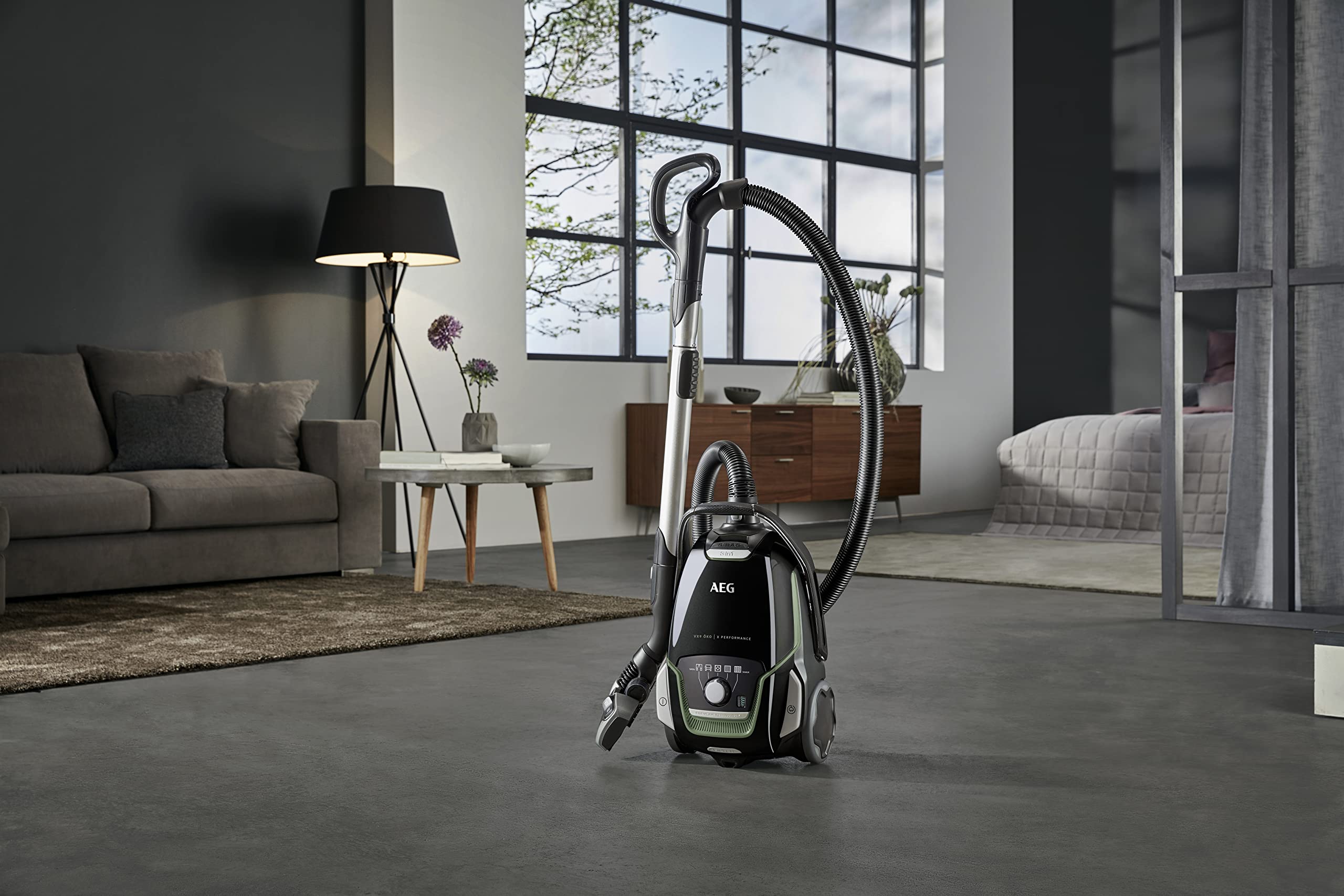 AEG Staubsauger mit Beutel, 70% Recyclingmaterial, inkl. Zusatzdüsen, 12 m, 700 Watt, nur 65 dB(A), 5 l Staubbeutelvolumen, Waschbarer Filter, Neue Technische Version, schwarzgrün, VX9-2-ÖKO