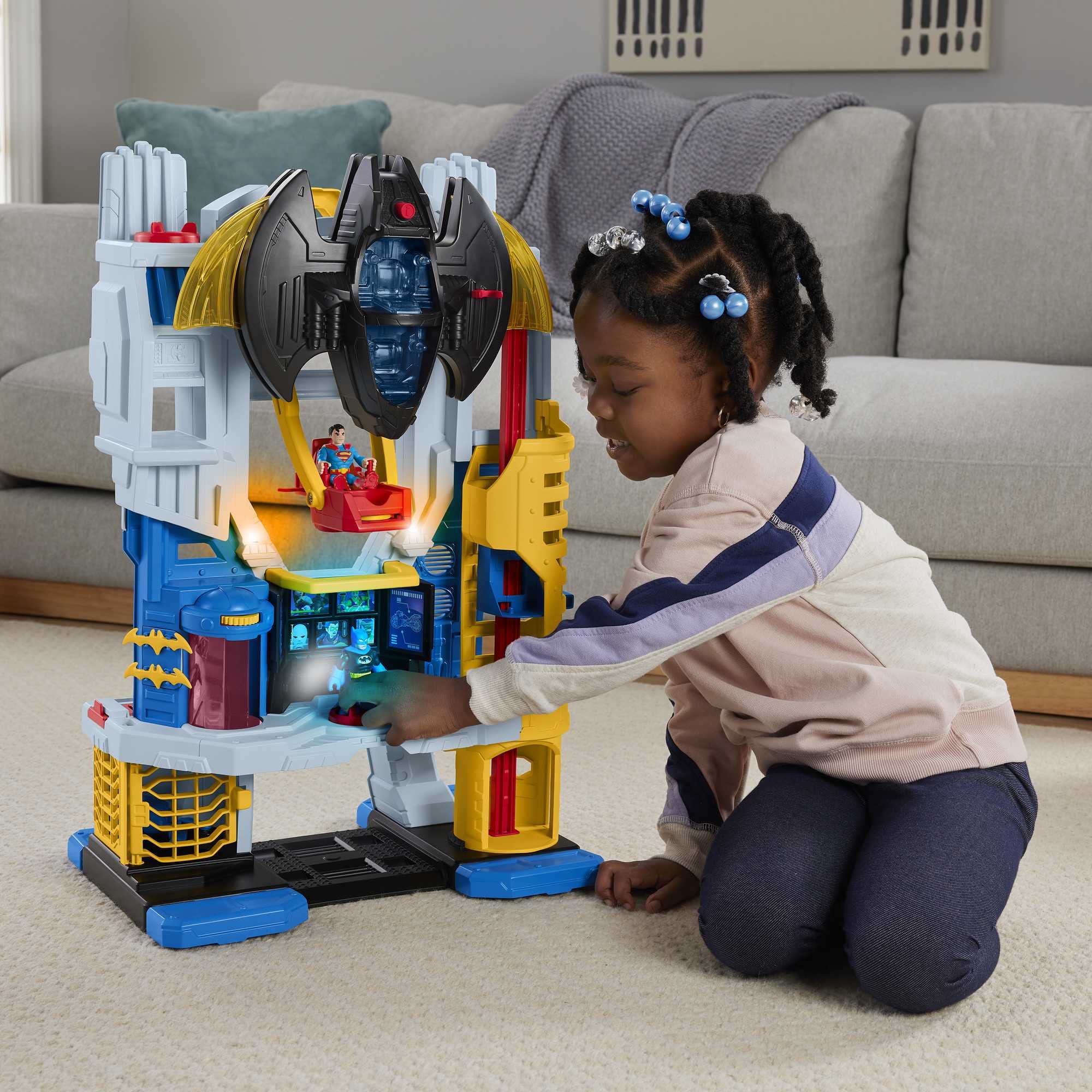 Imaginext DC Super Friends - Super Quartier Generale, playset con luci e suoni alto 60 cm, con personaggi Batman e Superman, Batmoto e tanti accessori inclusi, giocattolo per bambini, 3+ anni, HNW08