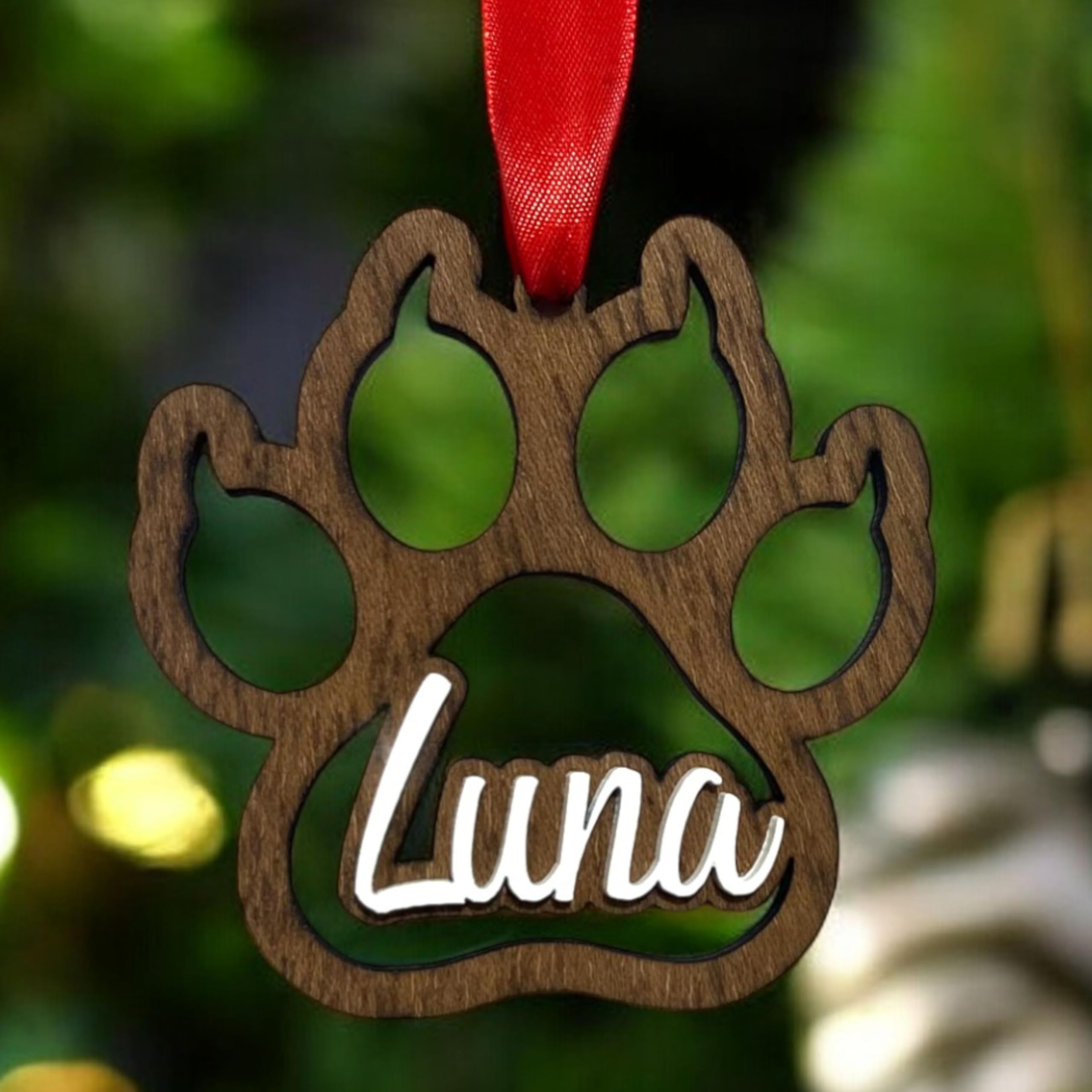 JR Maderas Bolas de Navidad Madera Personalizada con Nombre en Blanco - Adornos Navideño de Mascota - Ornamento - Decoración para el Arbol de Navidad - Esfera Grabada en Madera con Cuerda Incluida.