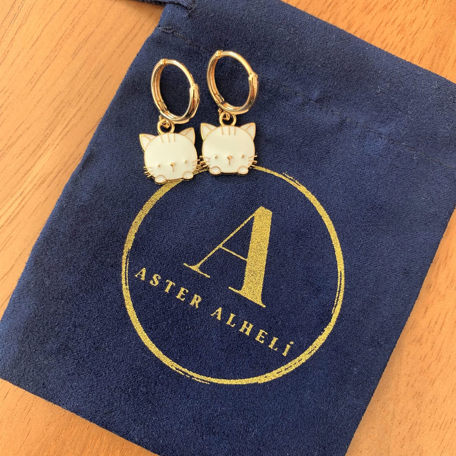 Petites Créoles Dorées Plaquées Or 14K avec Chatons Blanc ou Rose – Boucles d’Oreilles Légères Femme Fille Ado – Idée Cadeau Amoureuse des Chats – ASTER ALHELÍ