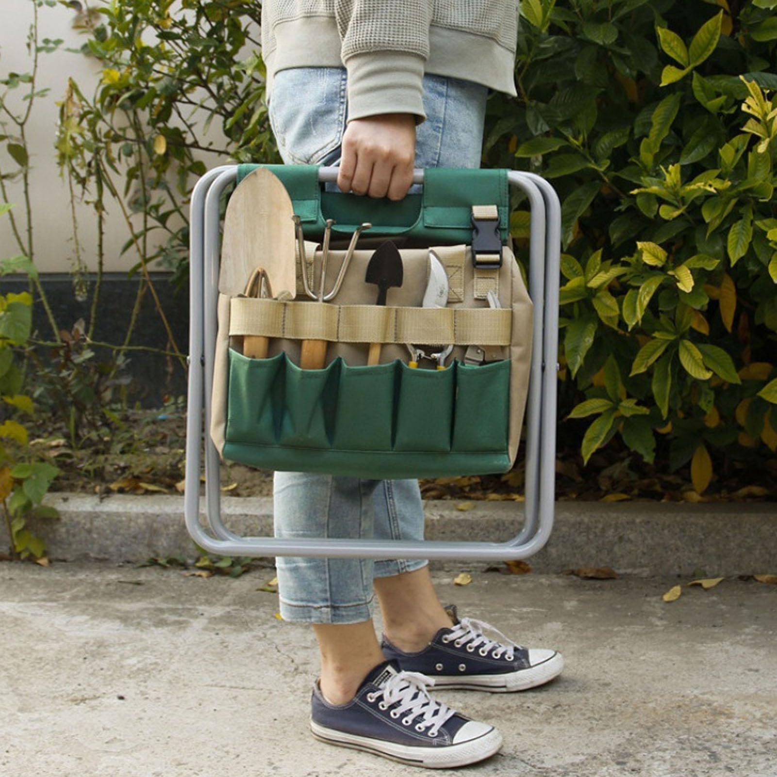 Sgabello pieghevole per uso intensivo con borsa di stoccaggio rimovibile, sgabello zaino da giardino per appassionati di giardinaggio, sedia portatile per kit di attrezzi in tessut (Argento)
