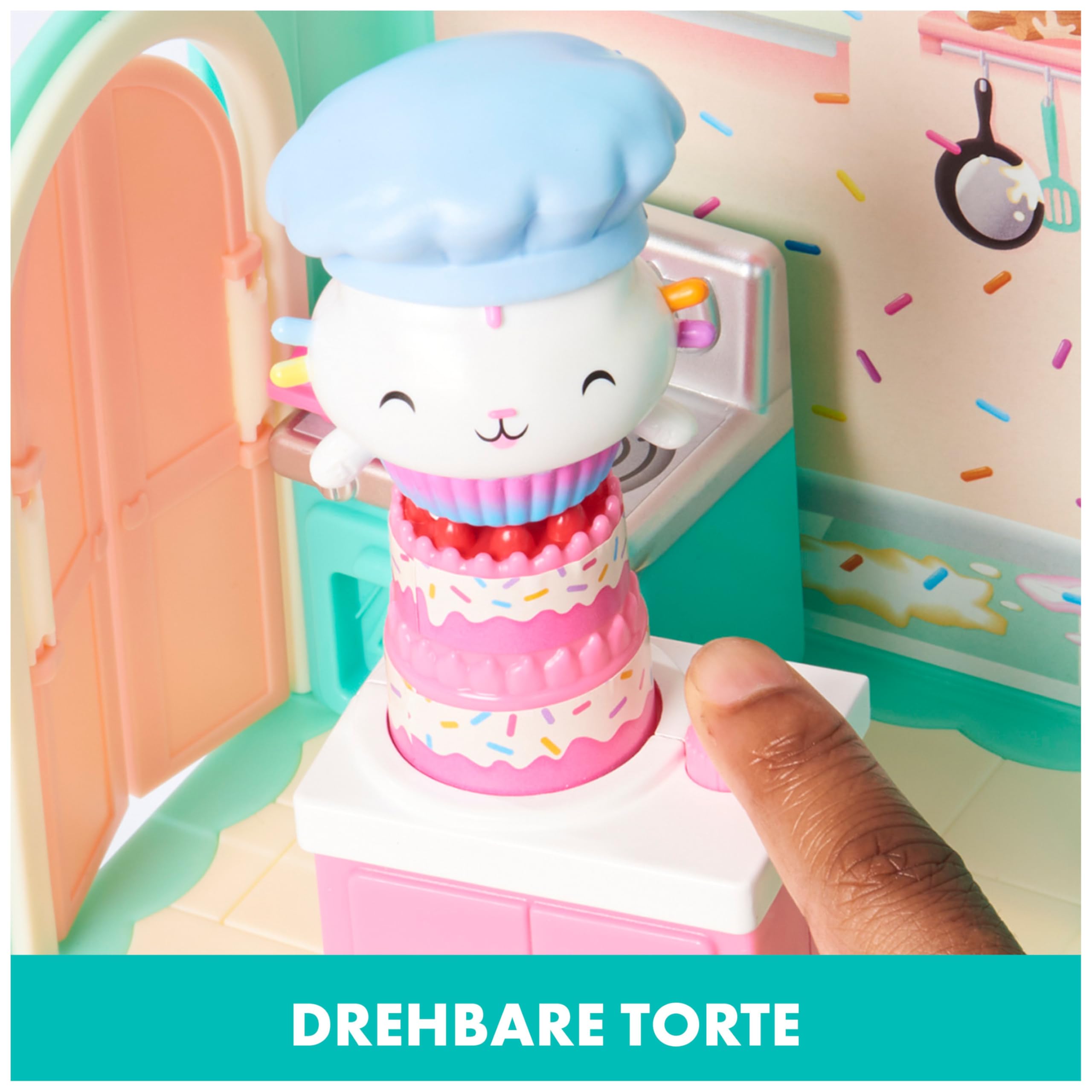 DREAMWORKS GABBY'S DOLLHOUSE - Deluxe Raum, Bakey with Cakey, Küche mit Kuchi (engl. Cakey), 3 Möbelstücken und 2 Überraschungsboxen mit Zubehörteilen, geeignet für Kinder ab 3 Jahren