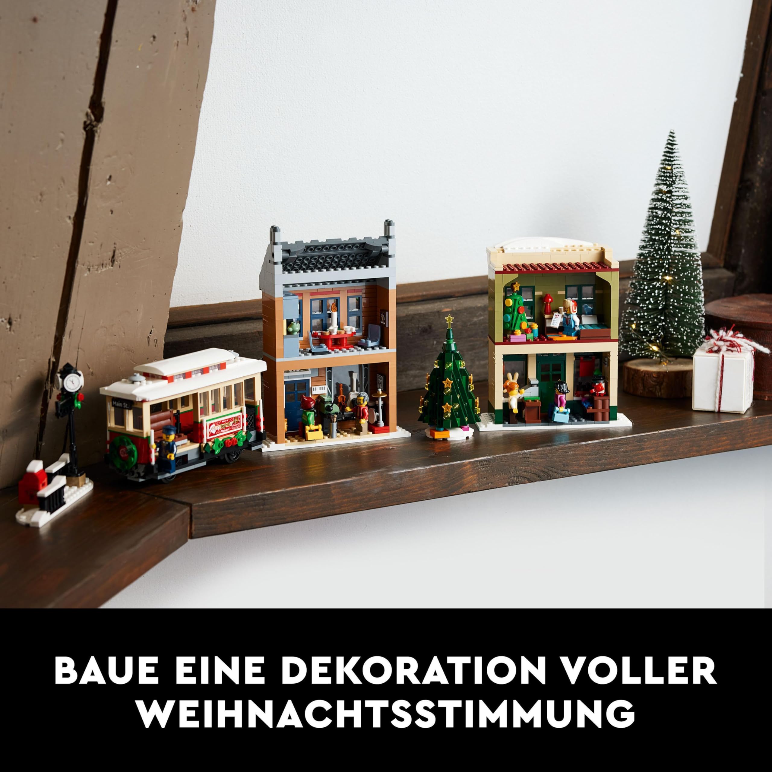 LEGO 10308 Icons Weihnachtlich geschmückte Hauptstraße, Winterdorf Modellbausatz mit Straßenbahn, Geschäften, Zubehör und Weihnachtsdekoration