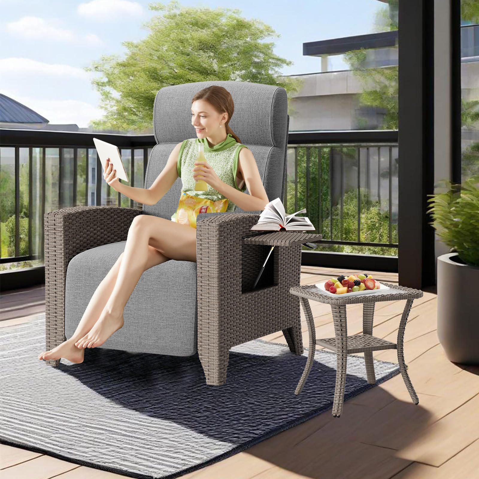 Sedia da Giardino in Rattan, Sedia Sdraio Imbottita da Casa, Portata 200 Kg, Schienale Regolabile a 160°, Tavolino Laterale Integrato, Adatta Per Giardino, Piscina, Balcone (Grigio Marrone, 1pack)