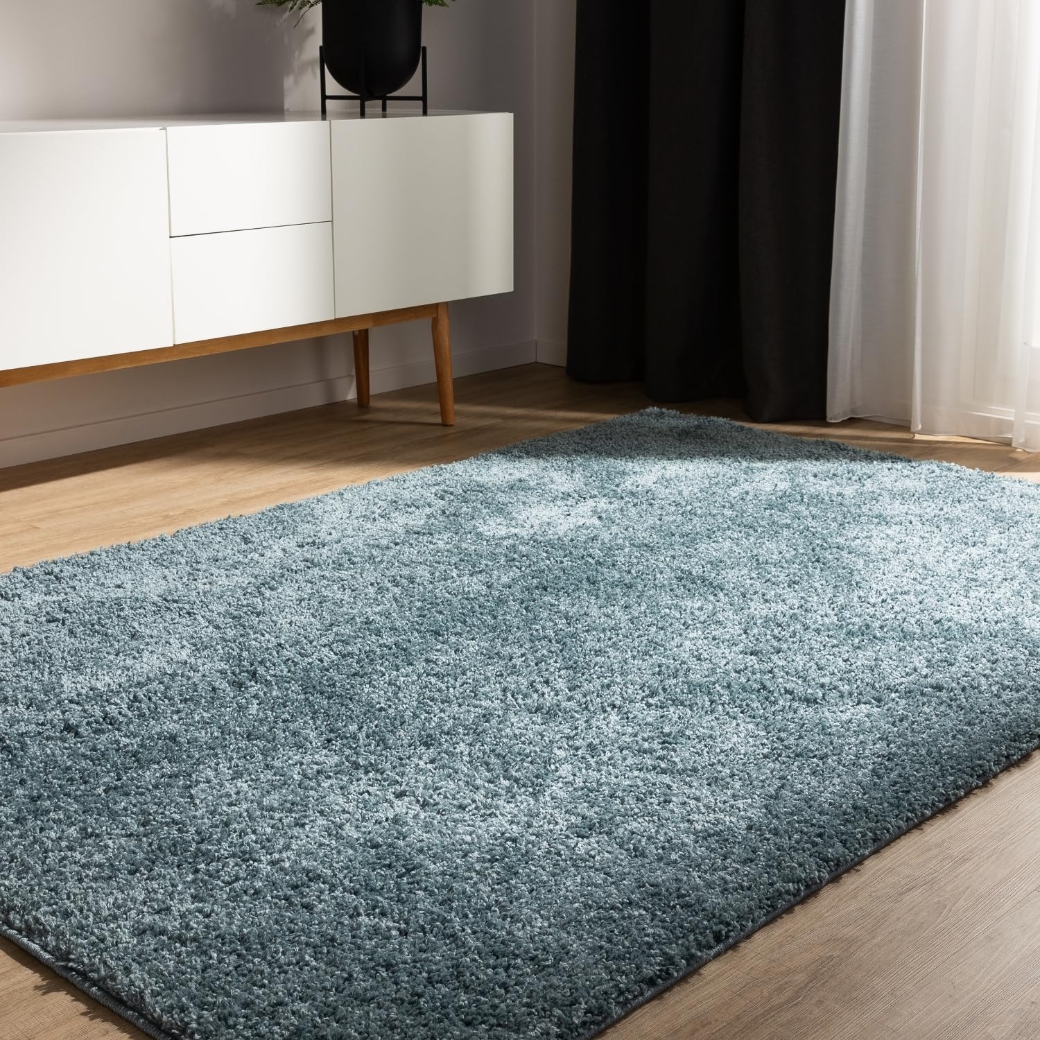 Tapis poil long bleu lavable résistant pour couloir et salon
