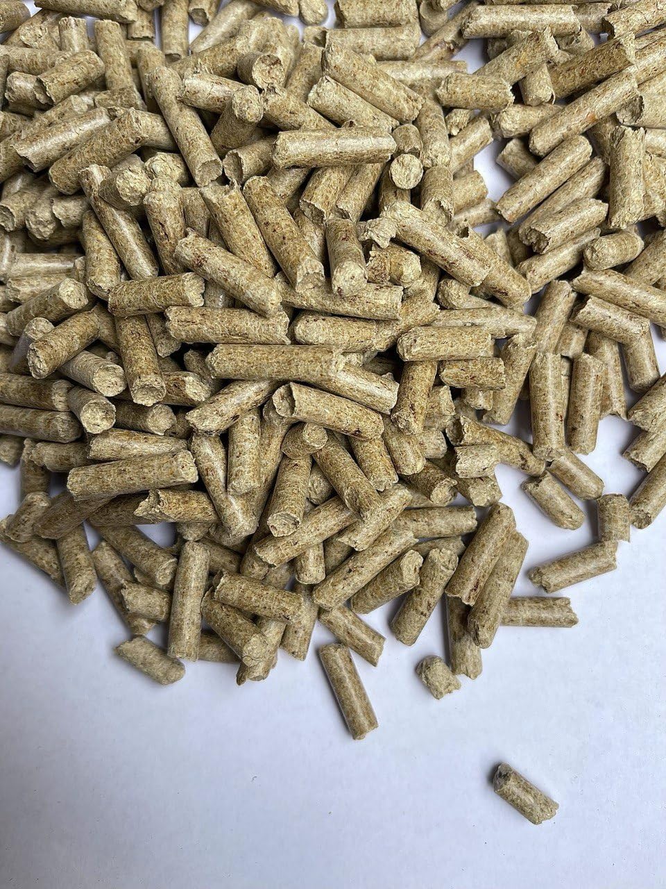 Pellet di Legno Classe A1, 15 kg, 6mm, Potere Calorifico Alto, Minimo Residuo di Cenere