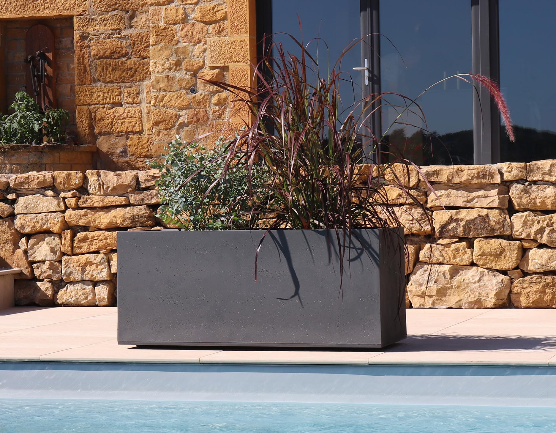 EDA – Jardinera Basalt – 98 L – Decoración de imitación hormigón, para Uso en Interiores y Exteriores, Zona de retención de Agua para limitar el riego, 99,5 x 39,5 x H. 43,5 cm, Gris Antracita