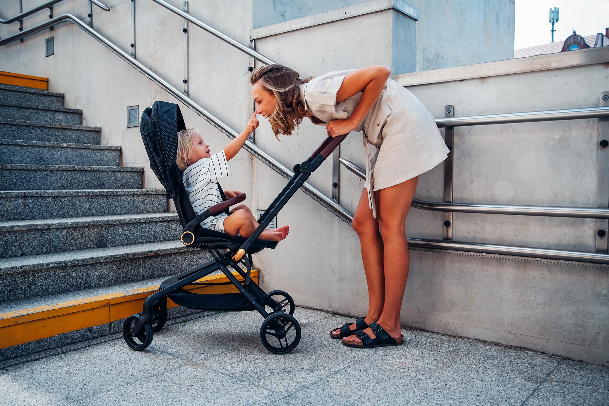 MoMi Kinderwagen ADELLE ab 6. Monat bis 22 kg klappbarer Buggy 360°-Sitz 5-Punkt-Sicherheitsgurt
