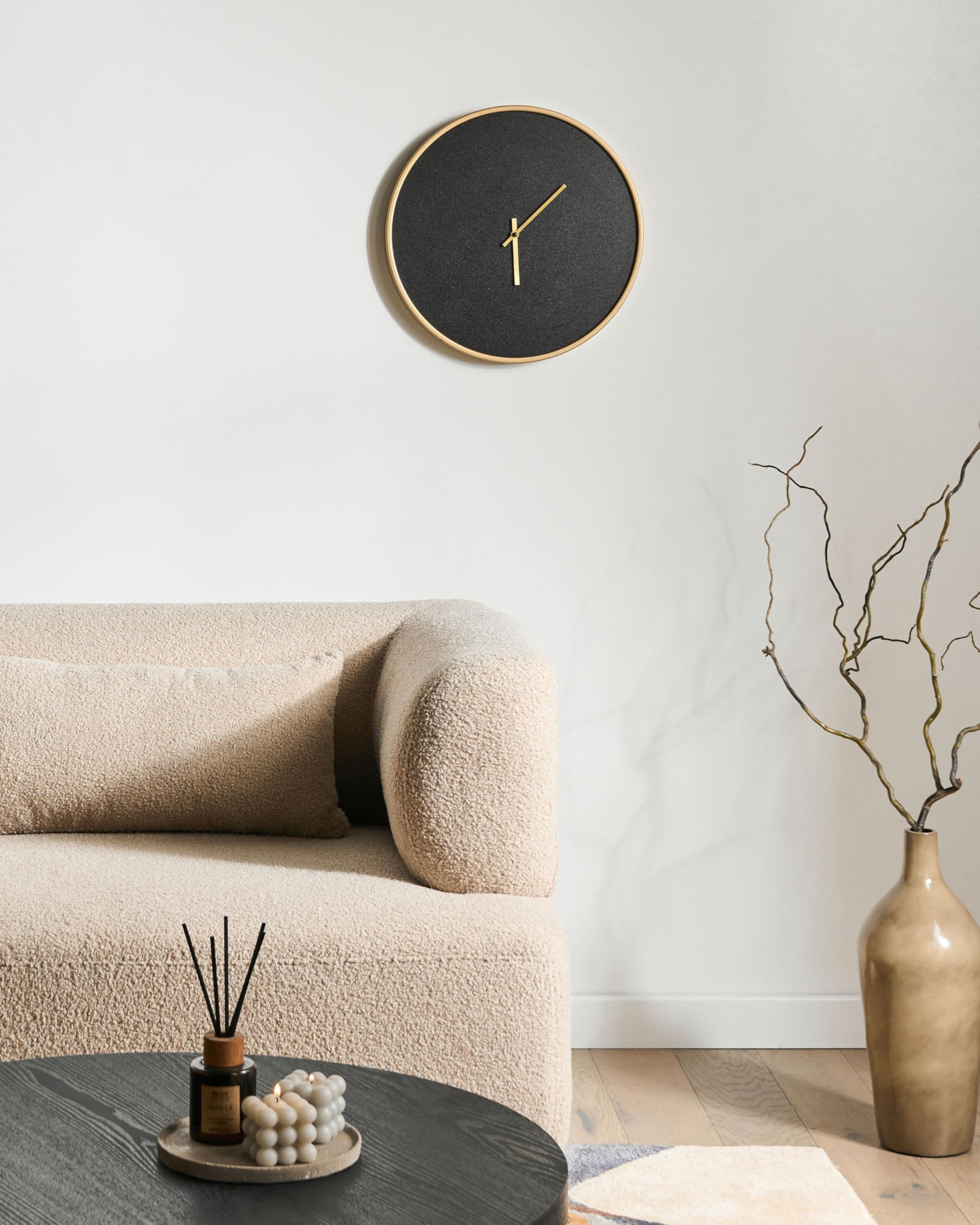 Beliani Reloj de Pared Moderno Industrial de Estilo Minimalista en Tono Dorado MDF Negro Mate Lucens