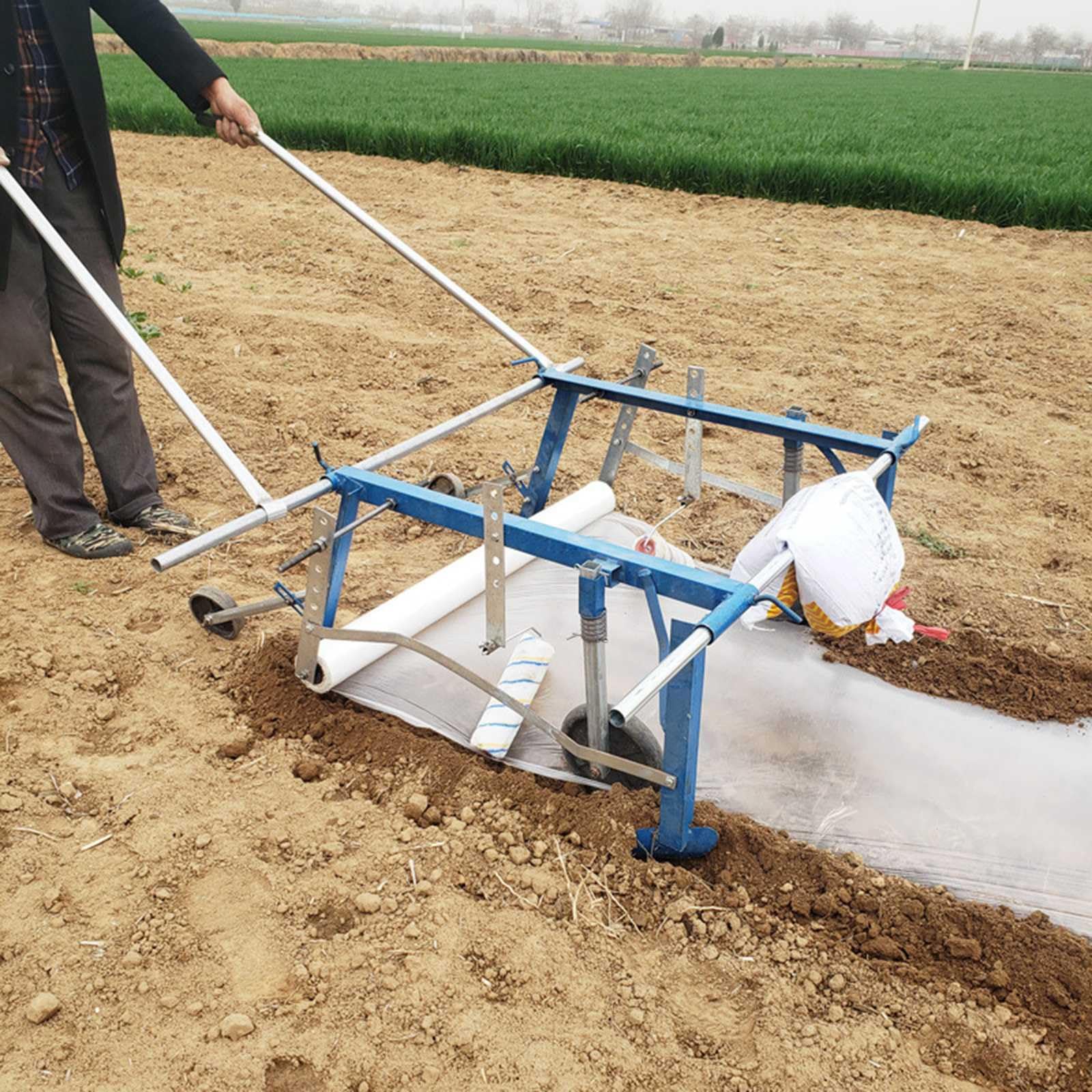 Macchina del film di pacciamatura tirata a mano, attrezzatura agricola di pacciamatura automatica di profondità regolabile per serre, giardini e frutteti