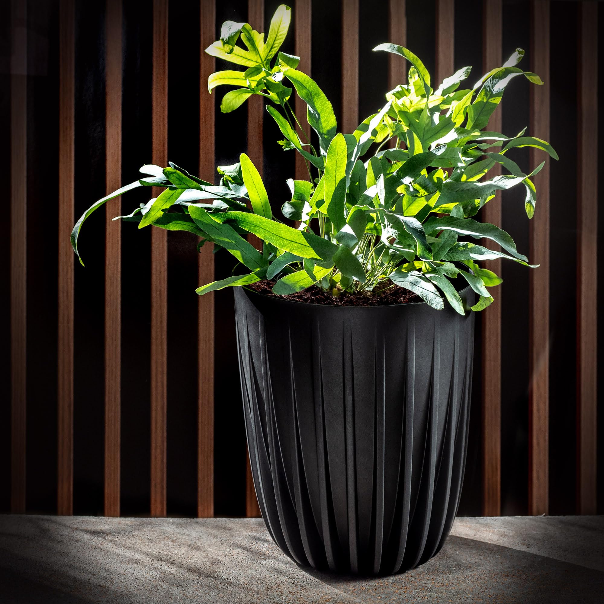 Macetero De Plástico Con Materiales Naturales KADAX – Patrón Geométrico, Maceta Redonda Con Insert, 19 Cm Diámetro, Color Negro