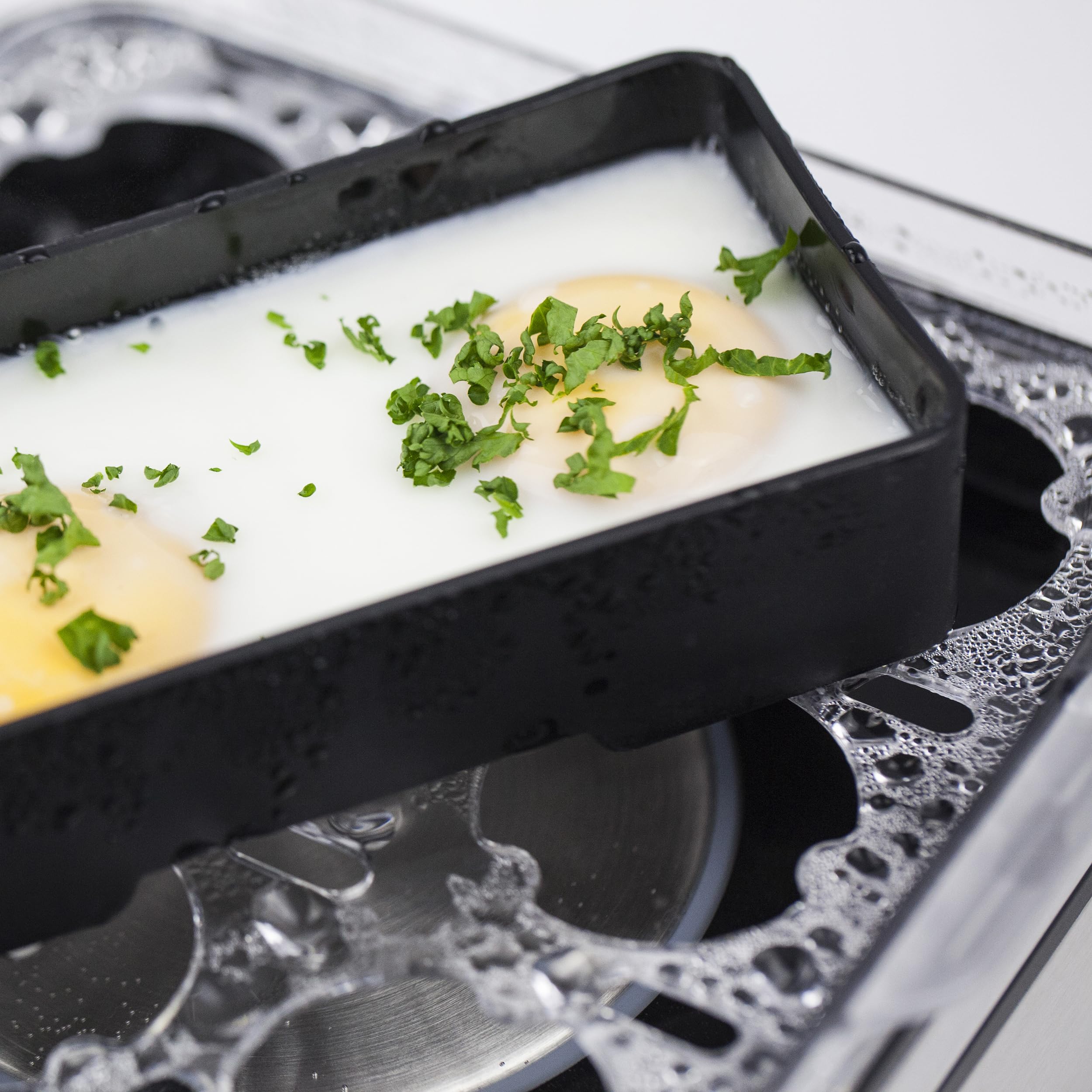 CASO E 9 - Cuisinier d'œufs design, cuiseur d'œufs électronique pour jusqu'à 8 œufs, support d'œufs amovible, signal acoustique, sans BPA, avec verre doseur et pic à œufs et deux coquilles à pocher