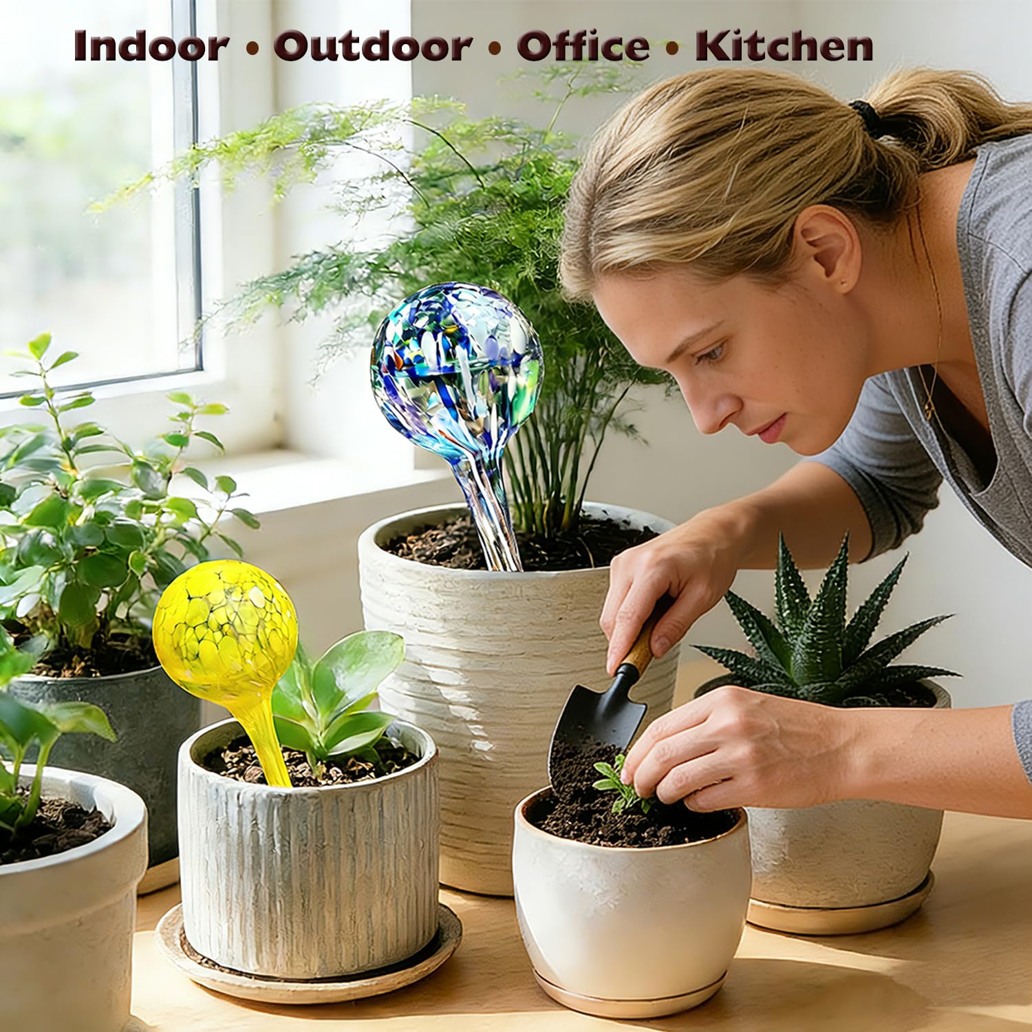 Lot de 6 petits globes d'arrosage automatique pour plantes en verre coloré pour pots d'intérieur, ampoules auto-arrosantes pour l'entretien des plantes de vacances, système d'irrigation goutte à