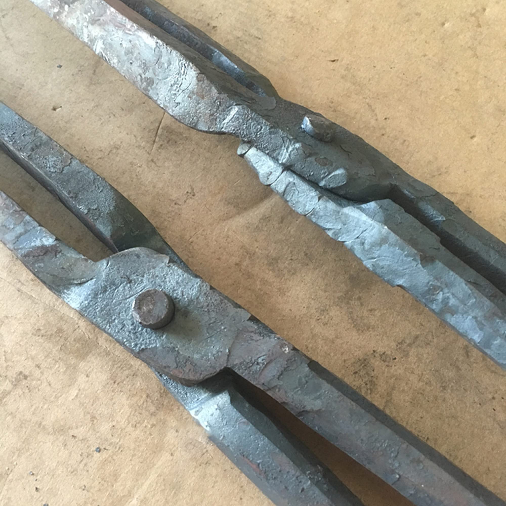 Tenaza de forja Pinzas de herrero Pinzas de herrero de punta plana 40cm 0.82kg Tenaza de forja para la fabricación de cuchillos Ingeniero Herrero Forja Yunque