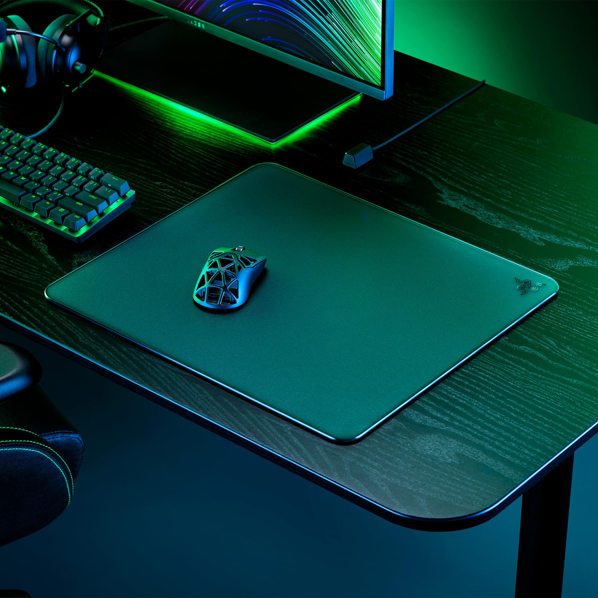 Razer Atlas - Tapis de Souris en Verre (Verre trempé de Qualité Supérieure, Surface Ultra Lisse & Micro-découpée, Résistant à la Saleté et aux Rayures, Mouvements Silencieux, Base Antidérapante) Noir