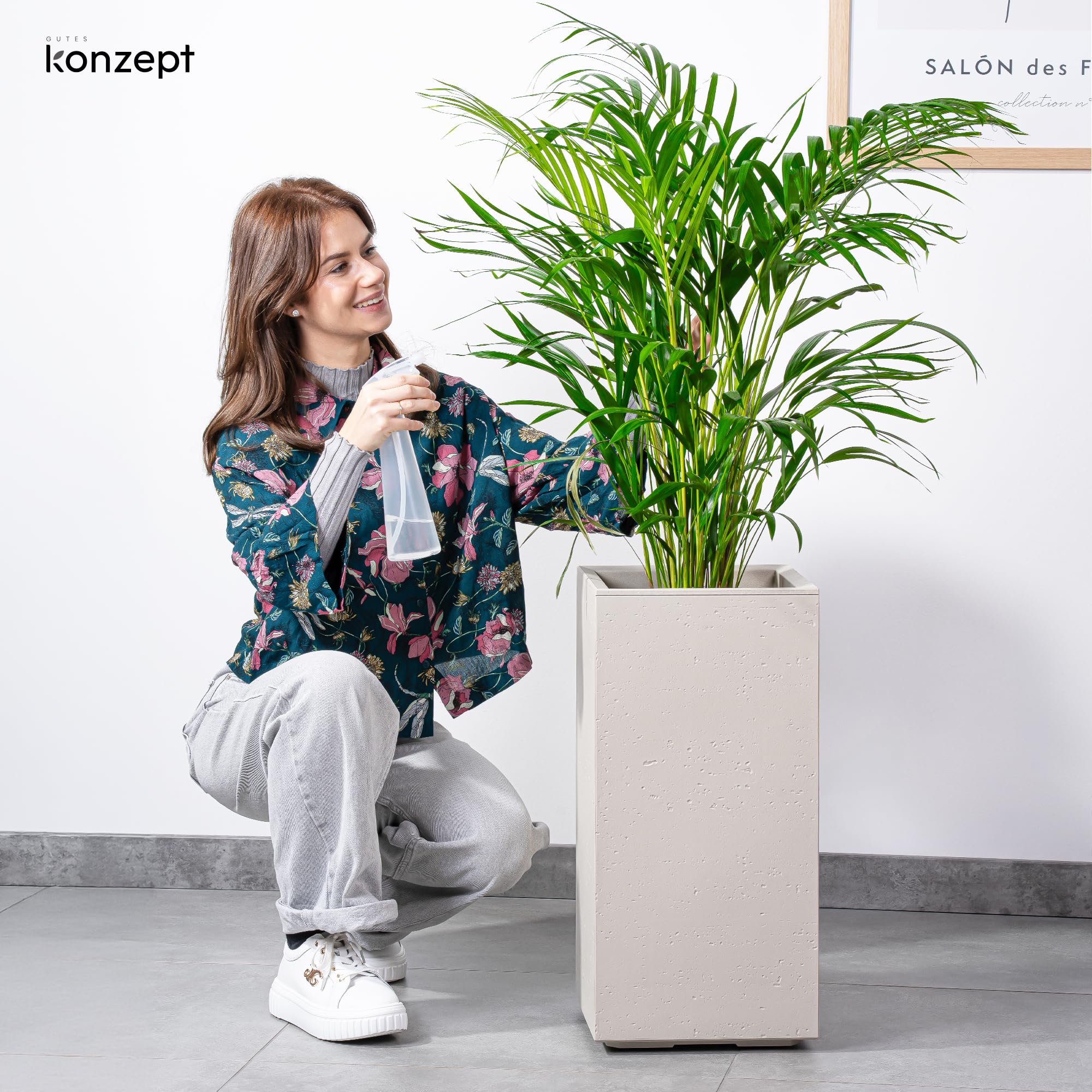 KONZEPT Vaso per piante grande alto in stile cemento con ruote e drenaggio, 28,6 x 28,6 x 59,4 cm – per interni ed esterni, Beige