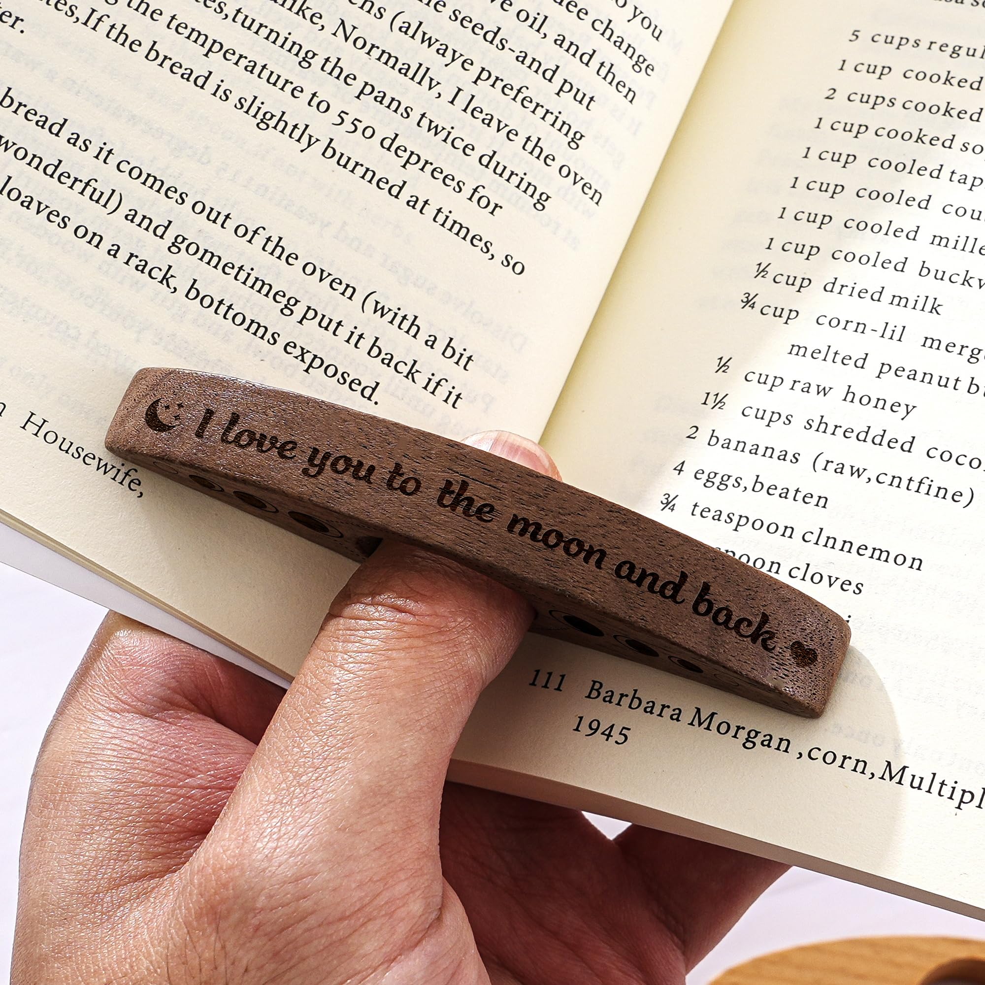 I Love You to The Moon and Back Thumb Book Page Holder, Personalised Wooden Thumb Page Holder for One, Valentines Gift for Her, Gift for Women and Book Lovers Gift