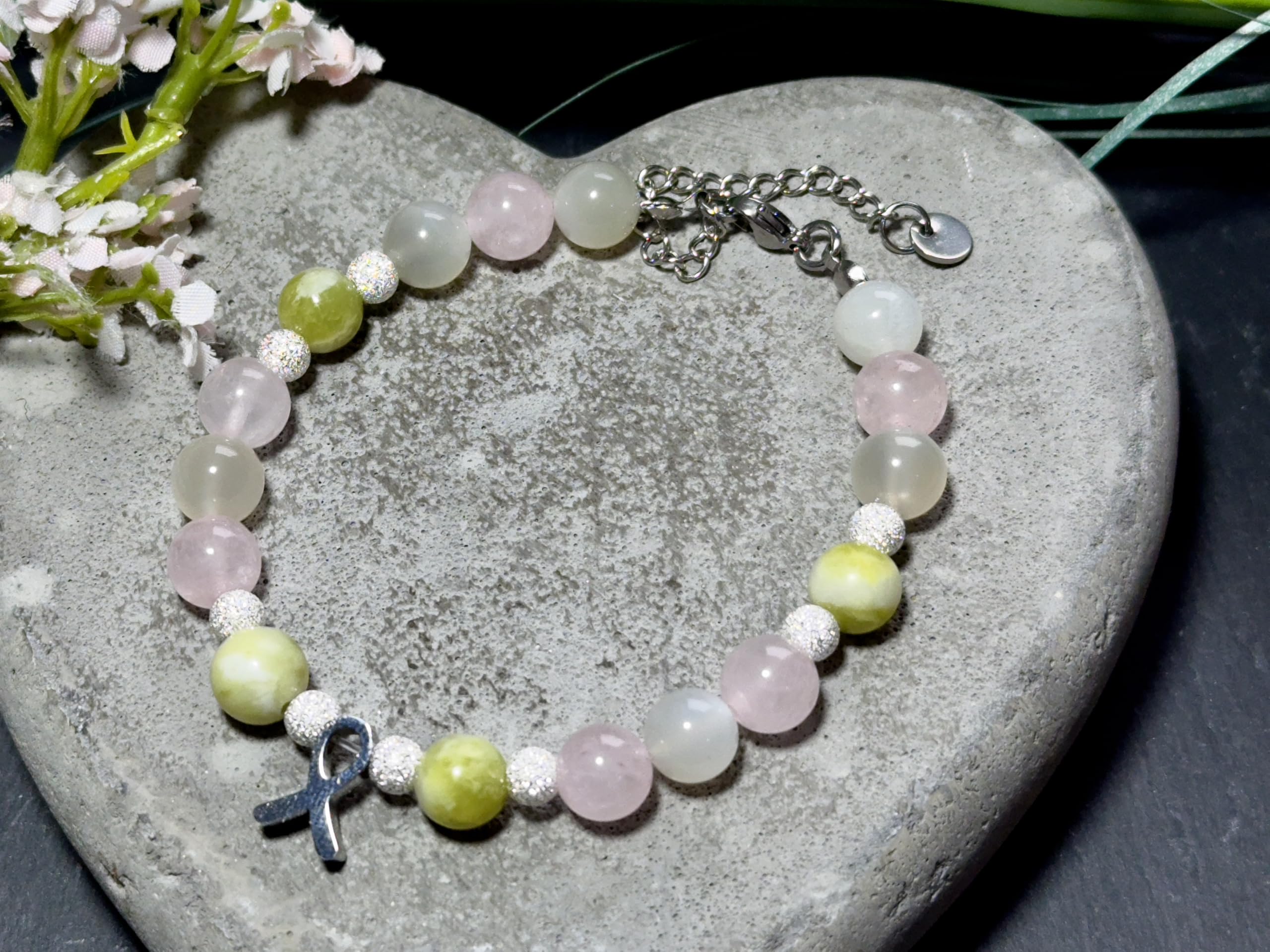 Edelsteinarmband Krebs aus Peridot, Mondstein & Rosenquarz mit Edelstahl-Krebsschleife - größenverstellbar - Glücksbringer - Handmade
